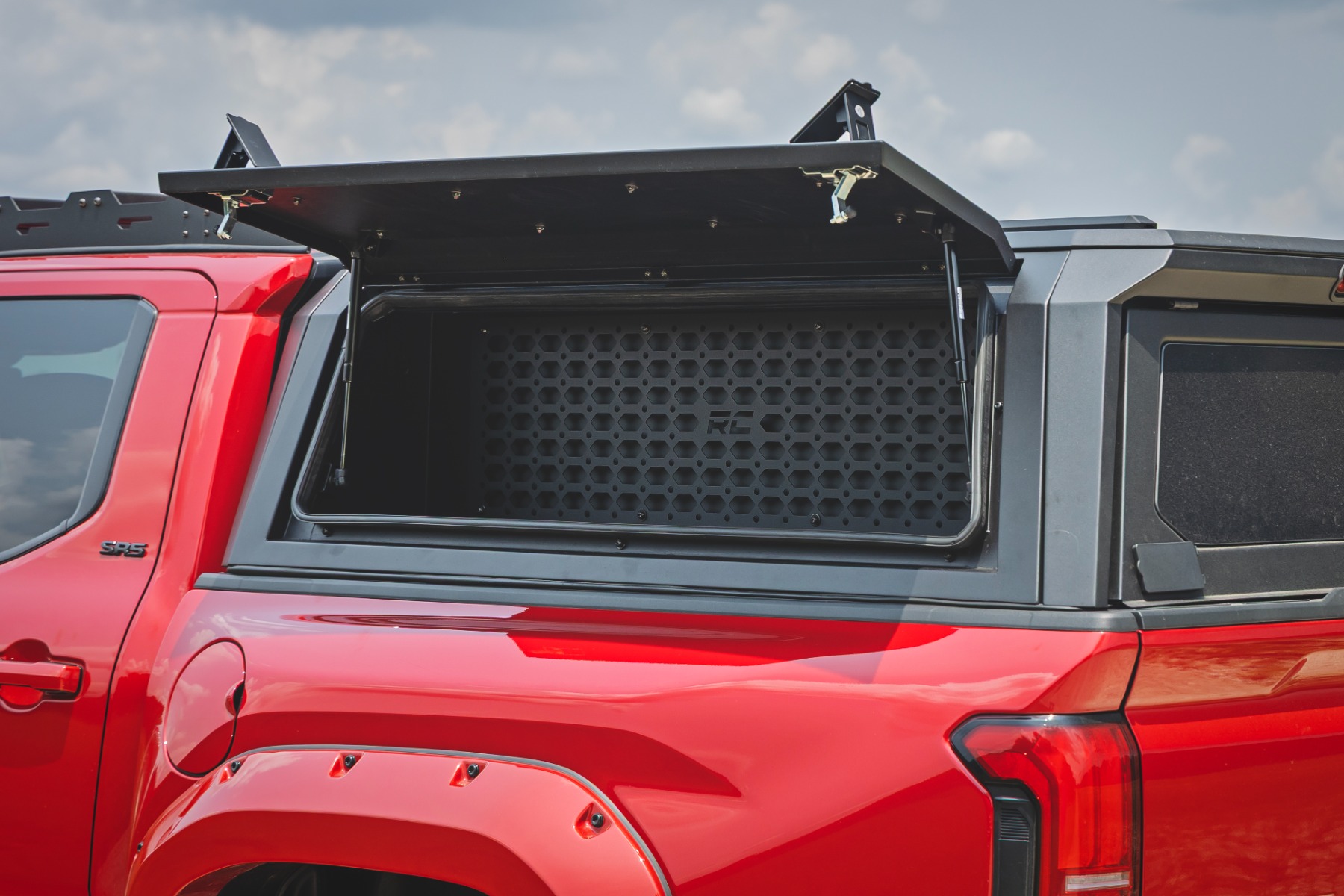 Bed Cap Molle Panel Side Storage Bin | Drivers Side | Toyota Tacoma (24-26) — Bild 4