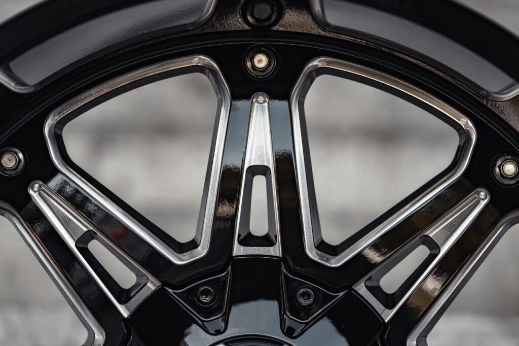 La Chanti OF9 | Glossy Black Milled · 12J×22" · ET-24 | 5x127 / 5x139.7 — Bild 6