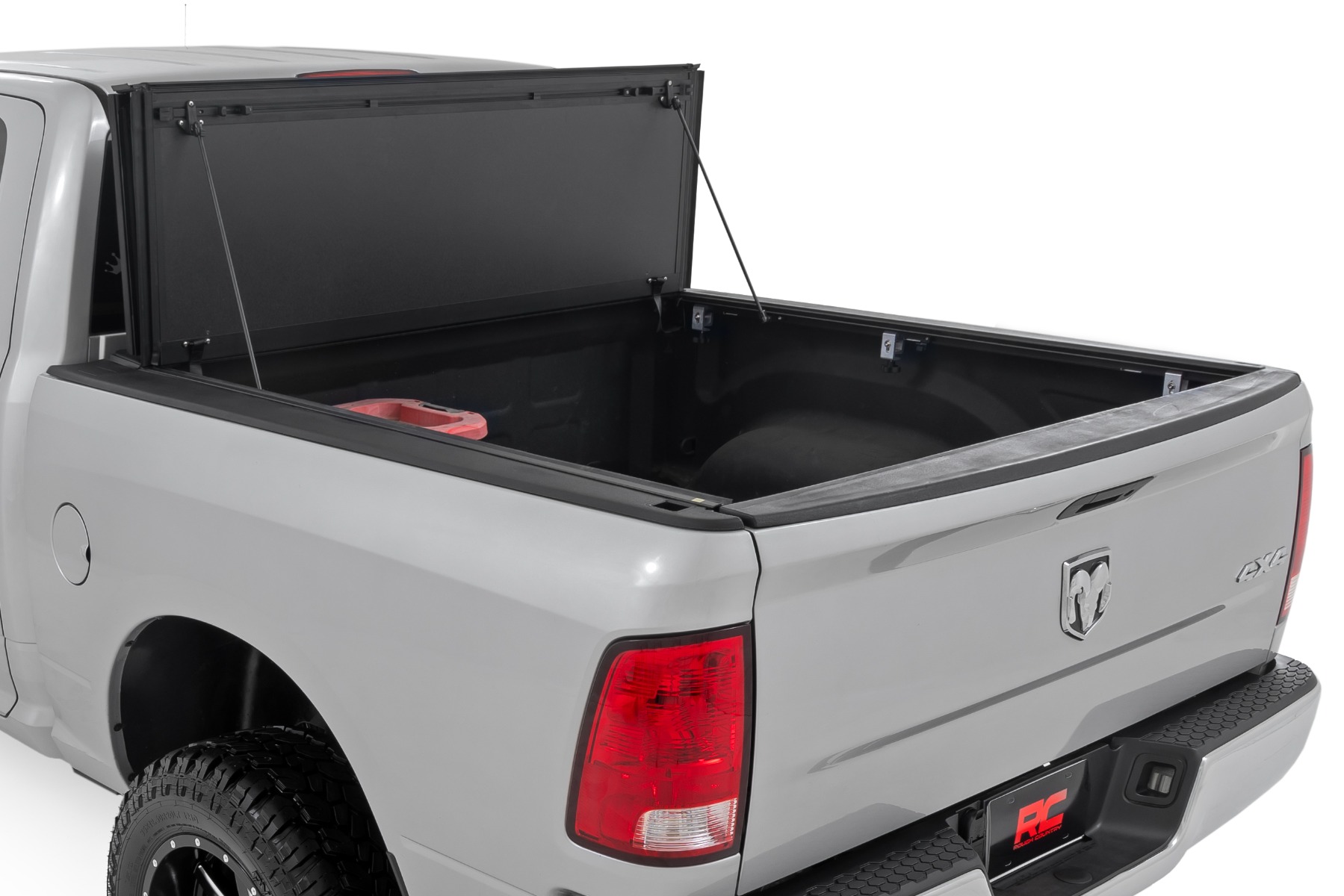 Stabile, dreifach faltbare, hochklappbare Ladeflächenabdeckung | 5'7" Ladefläche | RAM 1500 2WD/4WD (2009–2018 & Classic) — Bild 2