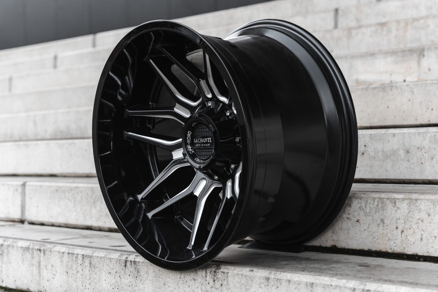 La Chanti OF13 | Glossy Black Milled · 12J×20" · ET-44 | 5x127 / 5x139.7 — Bild 3