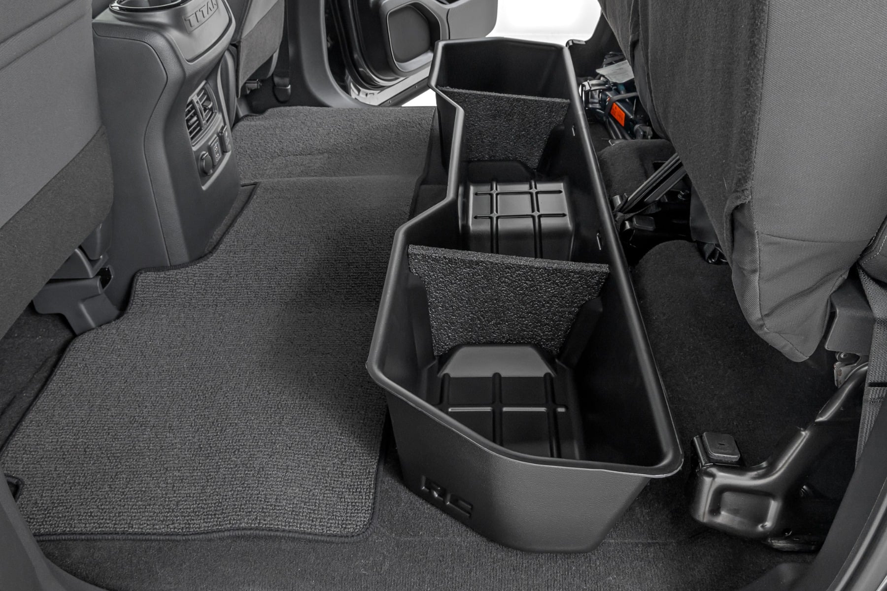 Stauraum unter dem Sitz | Crew Cab | Nissan Titan 2WD/4WD (2004–2024)