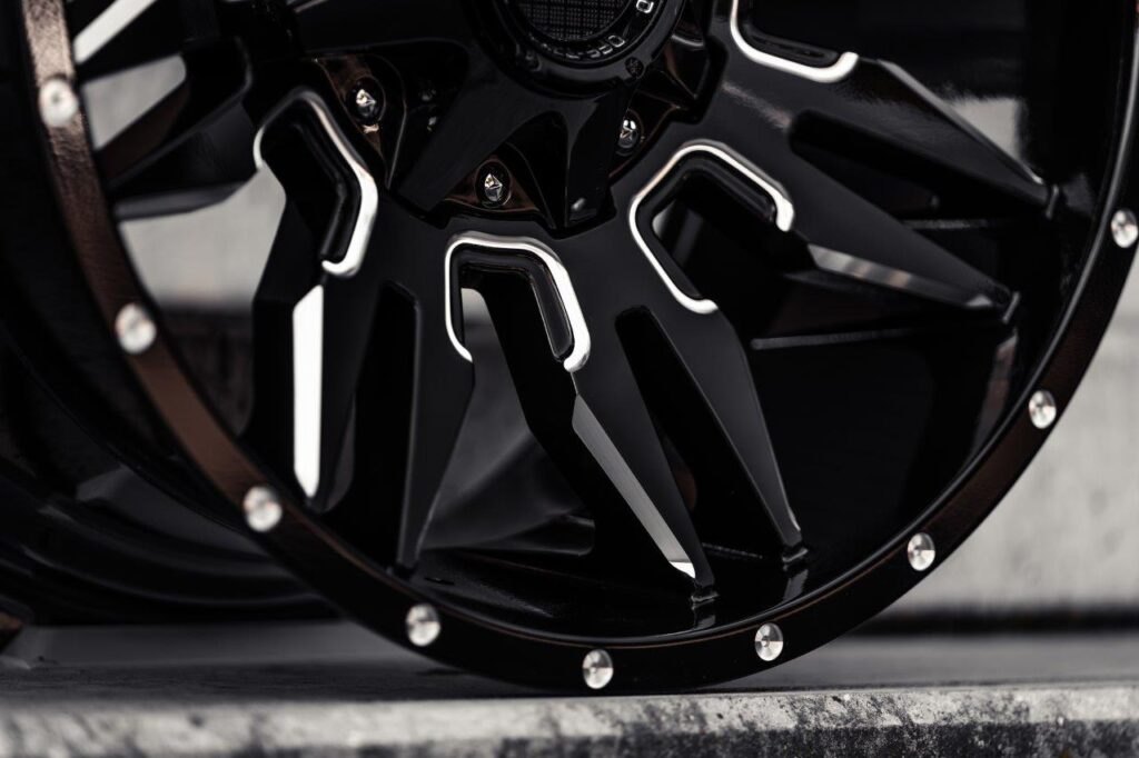 La Chanti OF5 | Glossy Black Milled · 10J×20" · ET0 | 5x127 / 5x139.7 — Bild 4