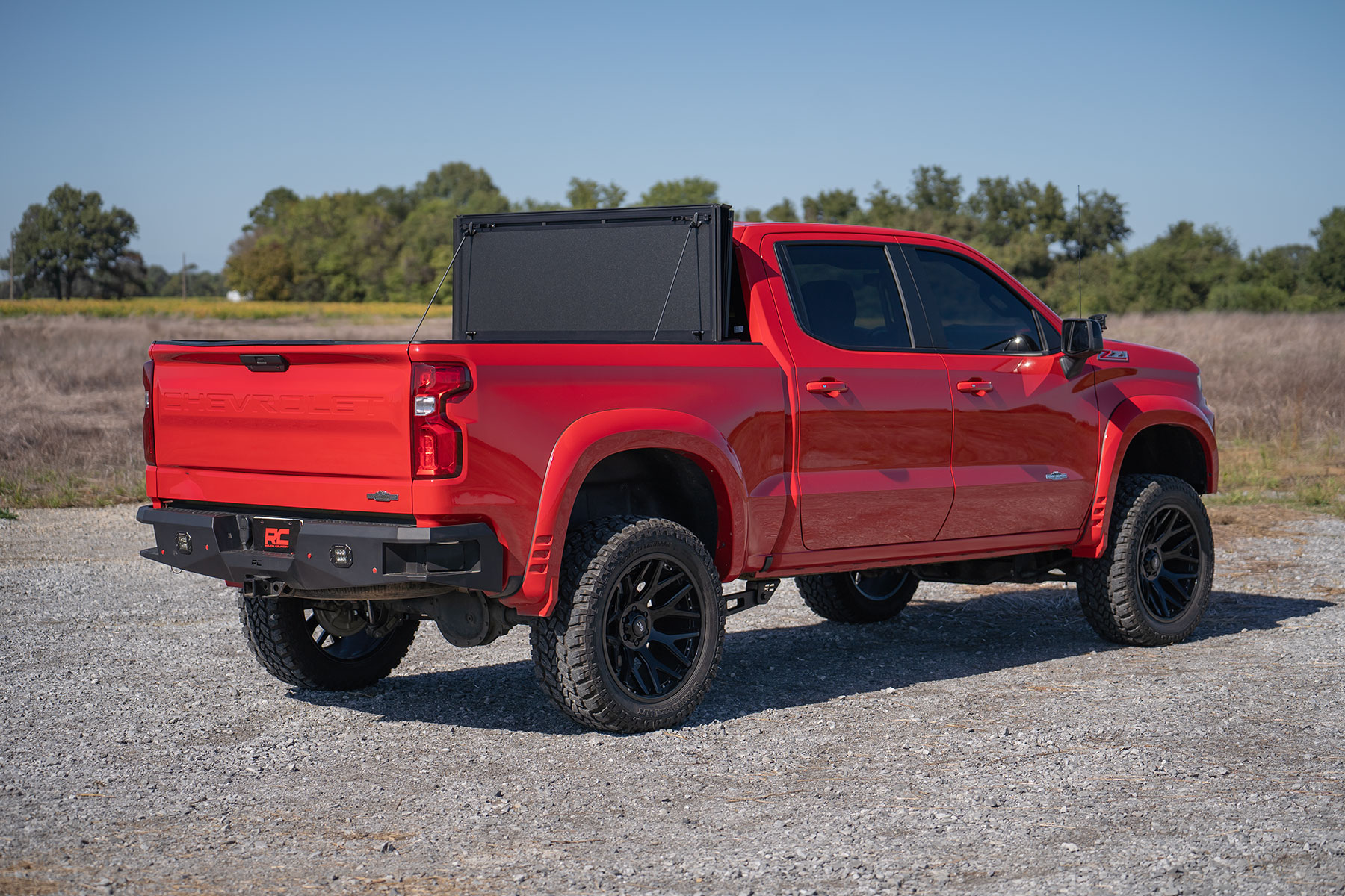 Stabile, dreifach faltbare, hochklappbare Ladeflächenabdeckung | 5'10 Zoll Ladefläche | Chevy/GMC Sierra 1500 (19–26)/Silverado 1500 (19–26) — Bild 5