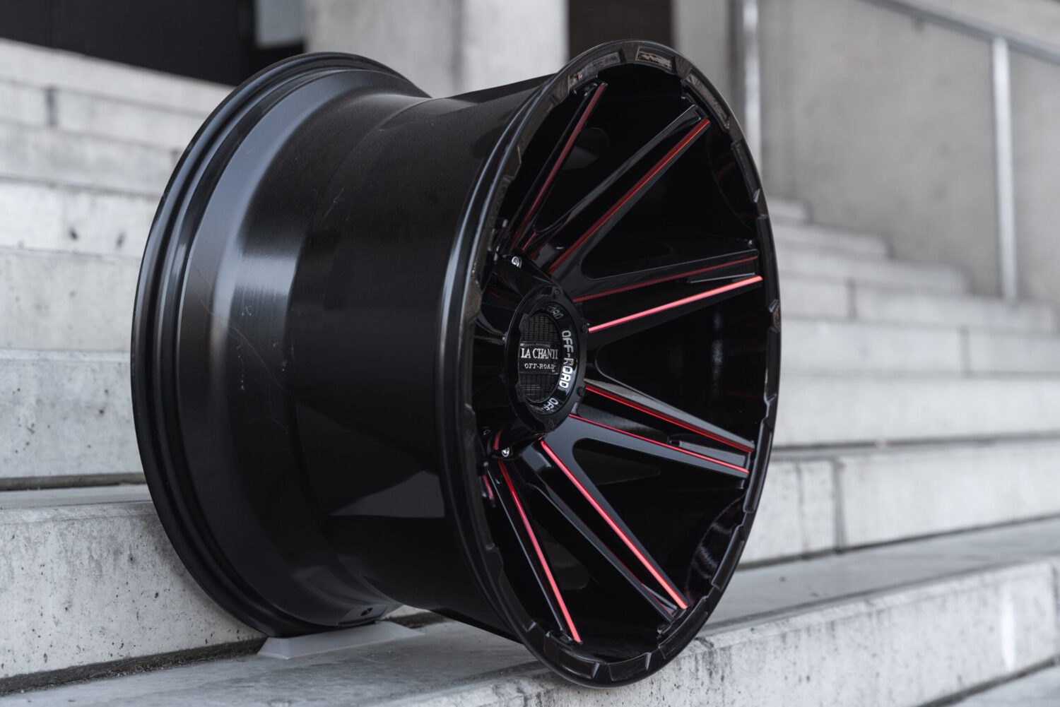 La Chanti OF19 | Glossy Black / RED Spockes · 12J×20" · ET-25 | 6x135 / 6x139.7 — Bild 2
