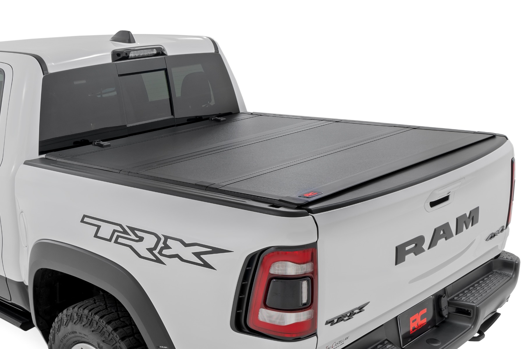 Stabile, dreifach faltbare, hochklappbare Ladeflächenabdeckung | 6'4 Zoll | RAM 1500 (19–26)/1500 TRX (21–24)