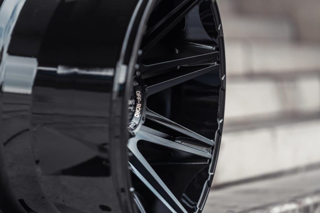 La Chanti OF19 | Glossy Black · 12J×20" · ET-25 | 6x135 / 6x139.7 — Bild 4