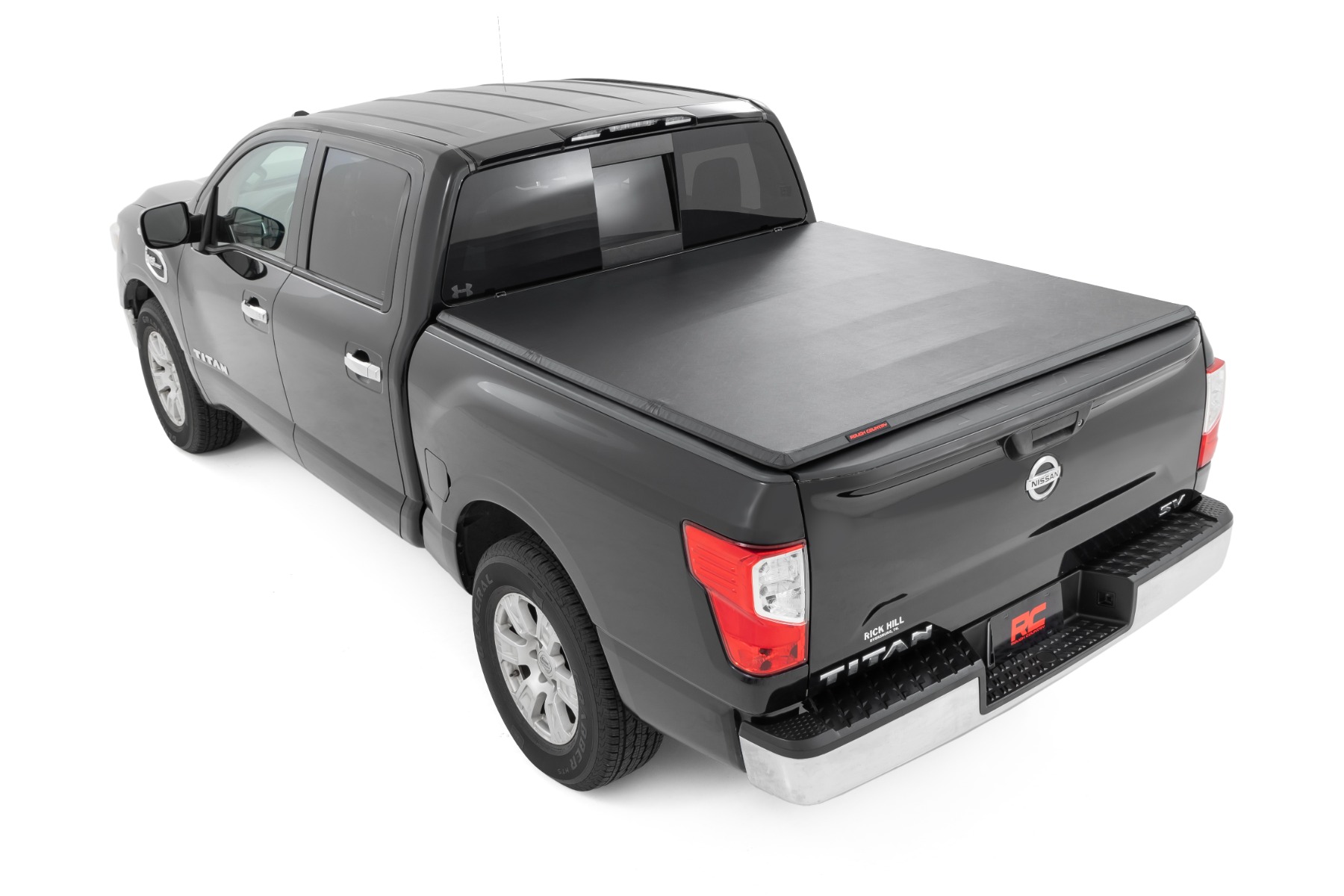 Weiche, dreifach faltbare Ladeflächenabdeckung | 5'7 Zoll Ladefläche | Nissan Titan 2WD/4WD (2017–2024) — Bild 3