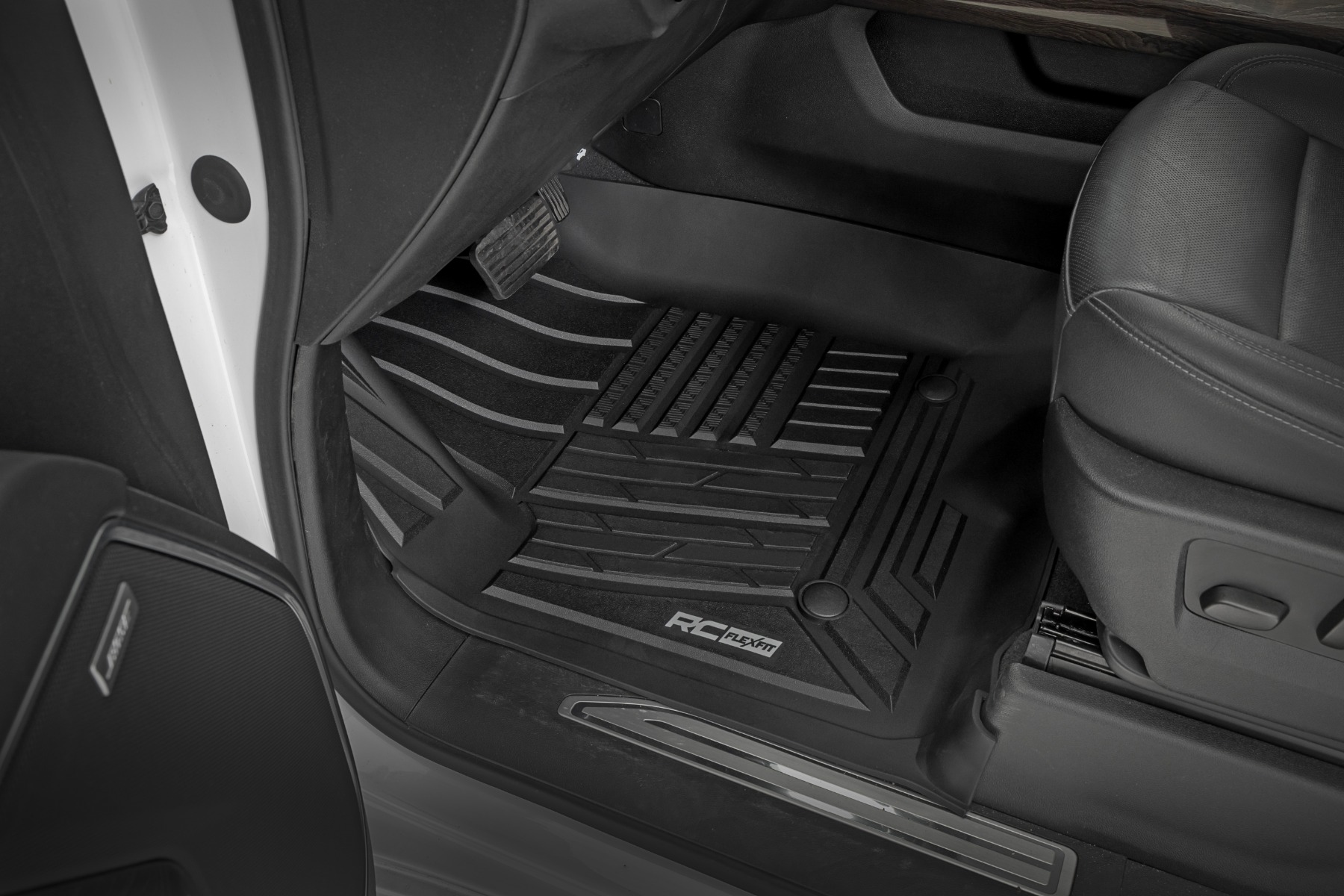 Flex-Fit-Fußmatten | Vorne | Schalensitze | Chevy/GMC 1500/2500HD/3500HD (19–26) — Bild 2