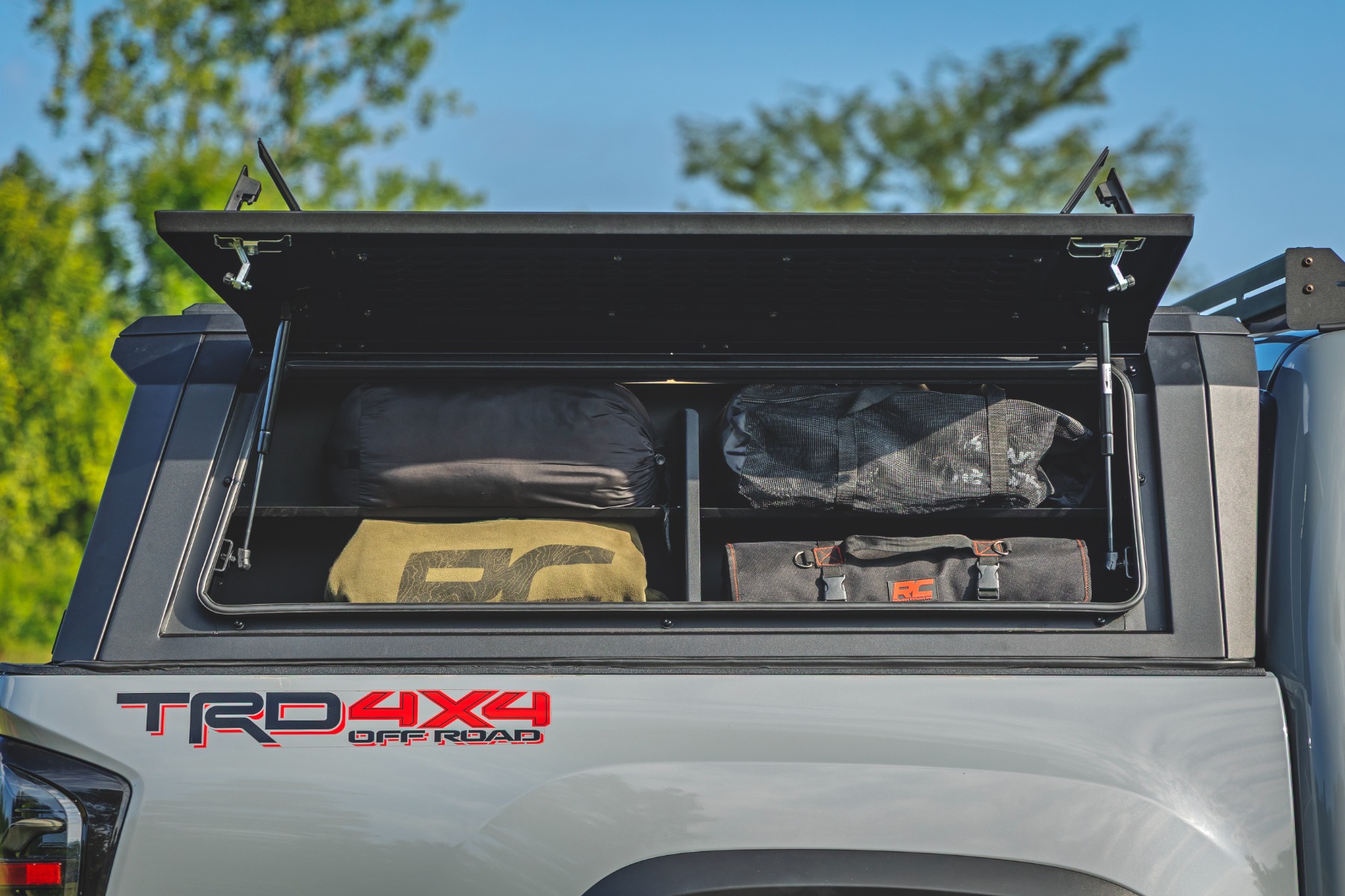 Bed Cap Side Shelf Storage Bin | Passengers Side | Toyota Tacoma (16-23) — Bild 3