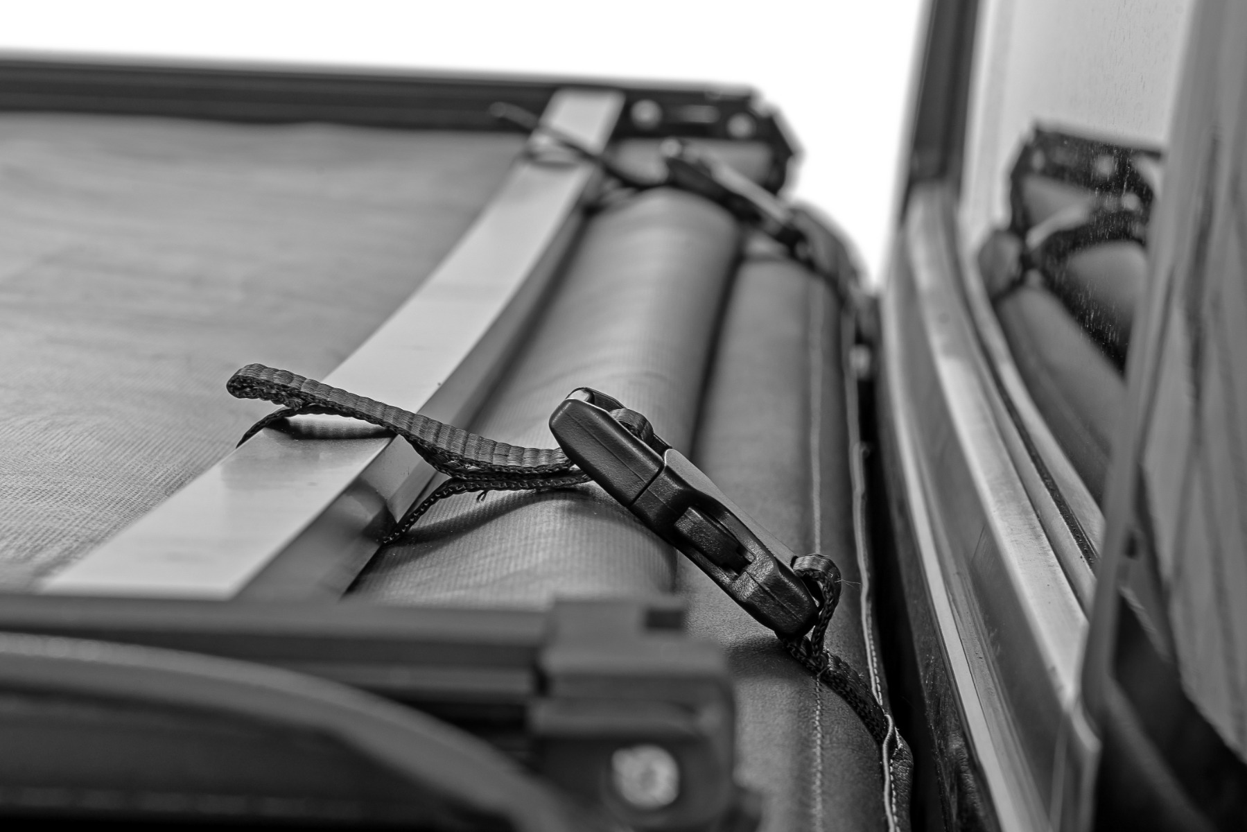 Weiche, dreifach faltbare Ladeflächenabdeckung | Mit und ohne Original-Schienen | 6'7 Zoll Ladefläche | Toyota Tundra (22–26) — Bild 5