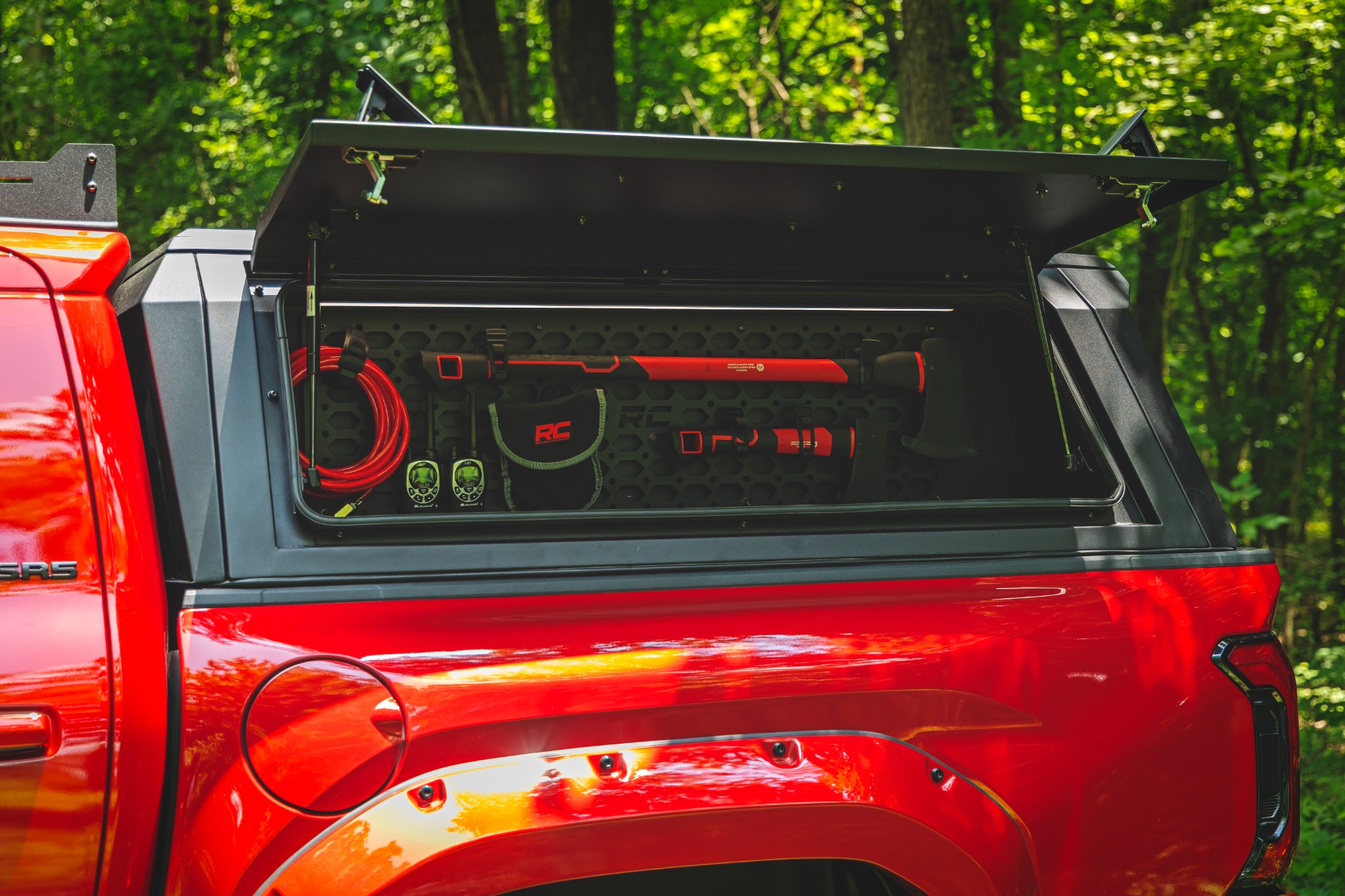 Bed Cap Molle Panel Side Storage Bin | Drivers Side | Toyota Tacoma (24-26) — Bild 6