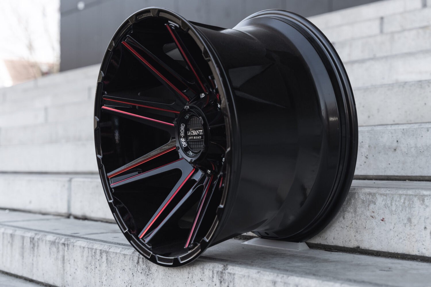 La Chanti OF19 | Glossy Black / RED Spockes · 12J×20" · ET-25 | 6x135 / 6x139.7 — Bild 3