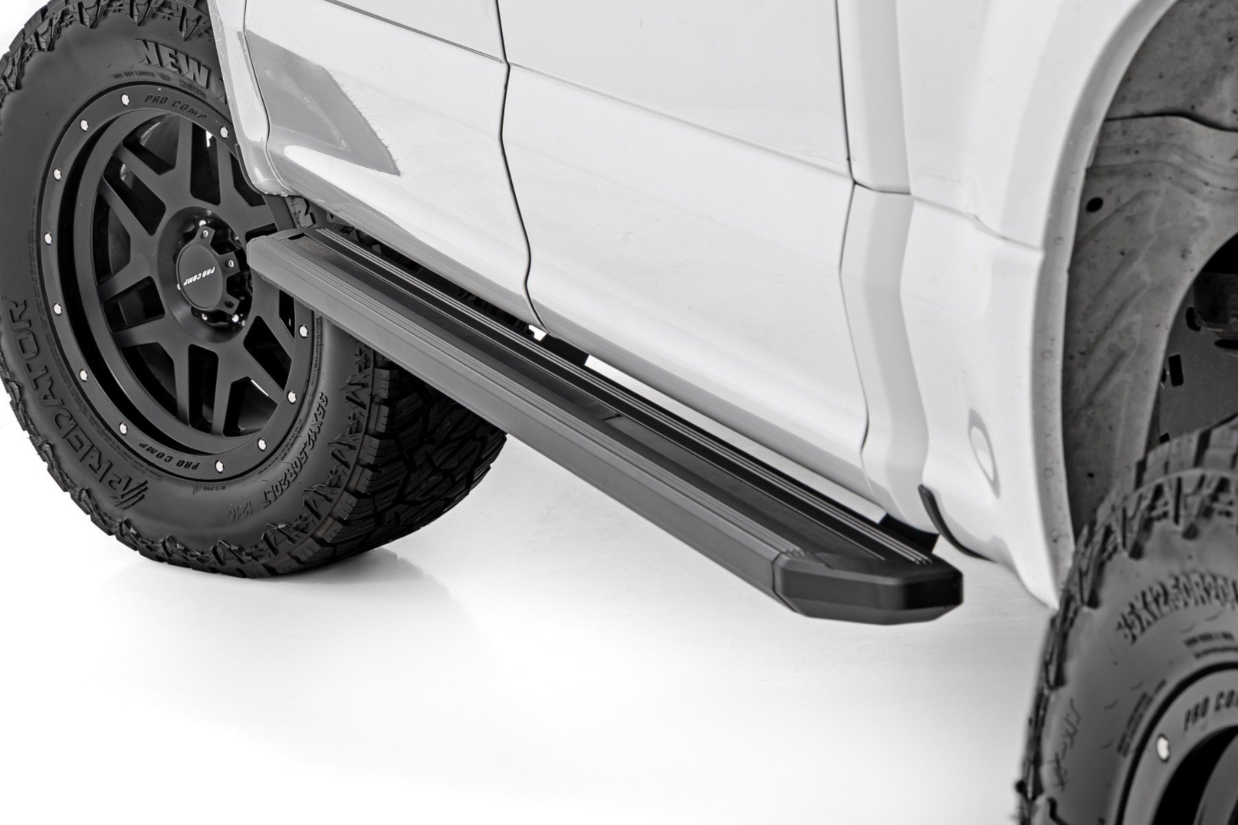 Mehrfarbige LED-Trittbretter | Crew Cab | Ford F-150/Lightning/F-250/F-350/Raptor (15–26) — Bild 2