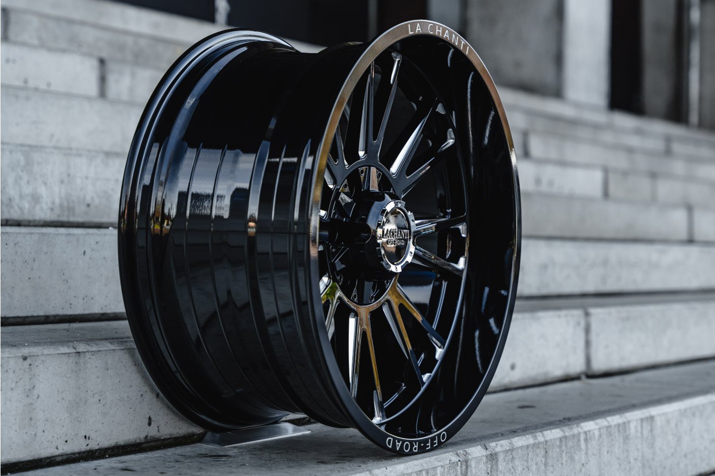 La Chanti OF18 | Glossy Black Milled · 10J×20" · ET-12 | 6x139.7 — Bild 2
