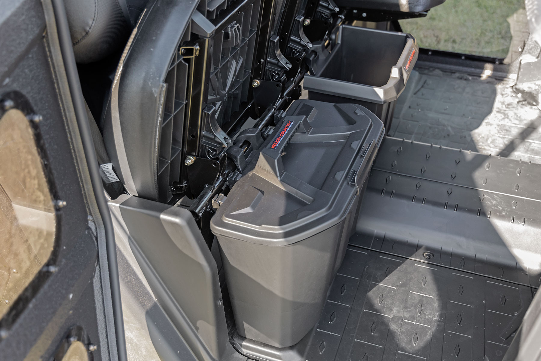 Staufach unter dem Sitz | Beifahrersitz | Can-Am Defender HD 5/HD 8/HD 9/HD 10 — Bild 3