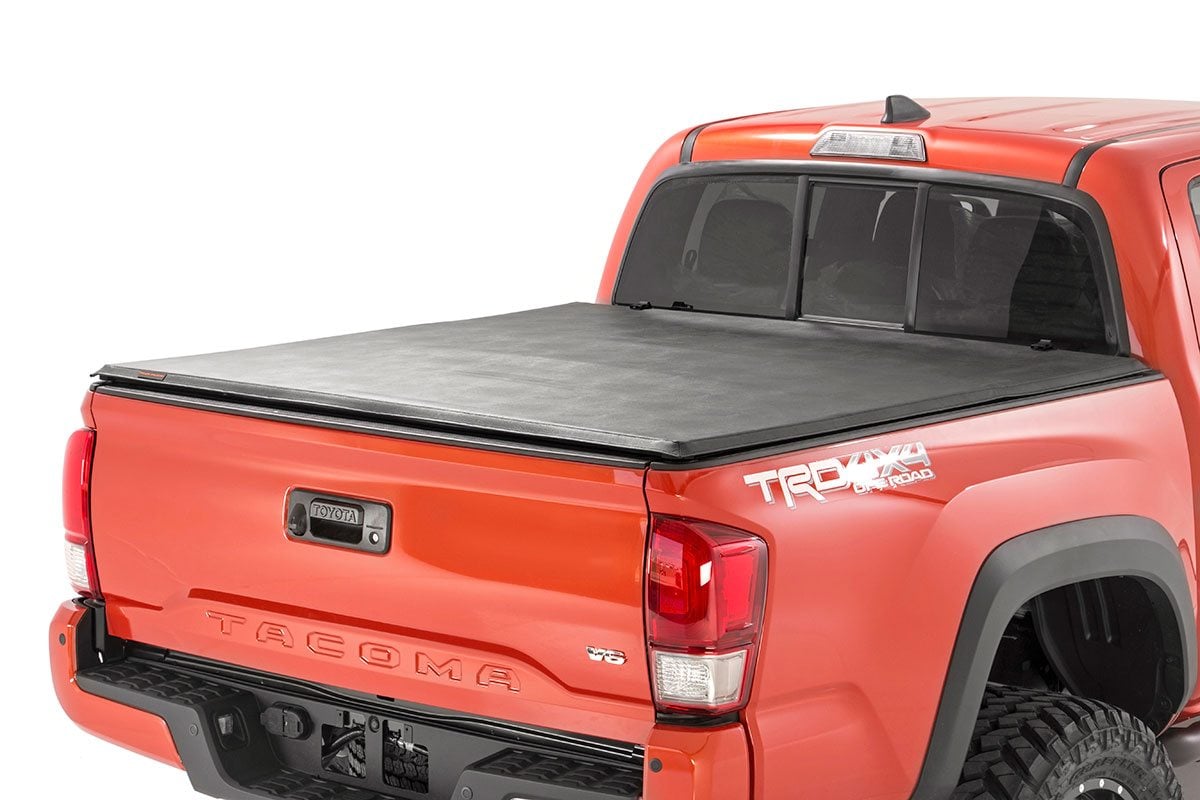 Weiche, dreifach faltbare Ladeflächenabdeckung | 5' Ladefläche | Doppelkabine | Toyota Tacoma 2WD/4WD (2016–2023)