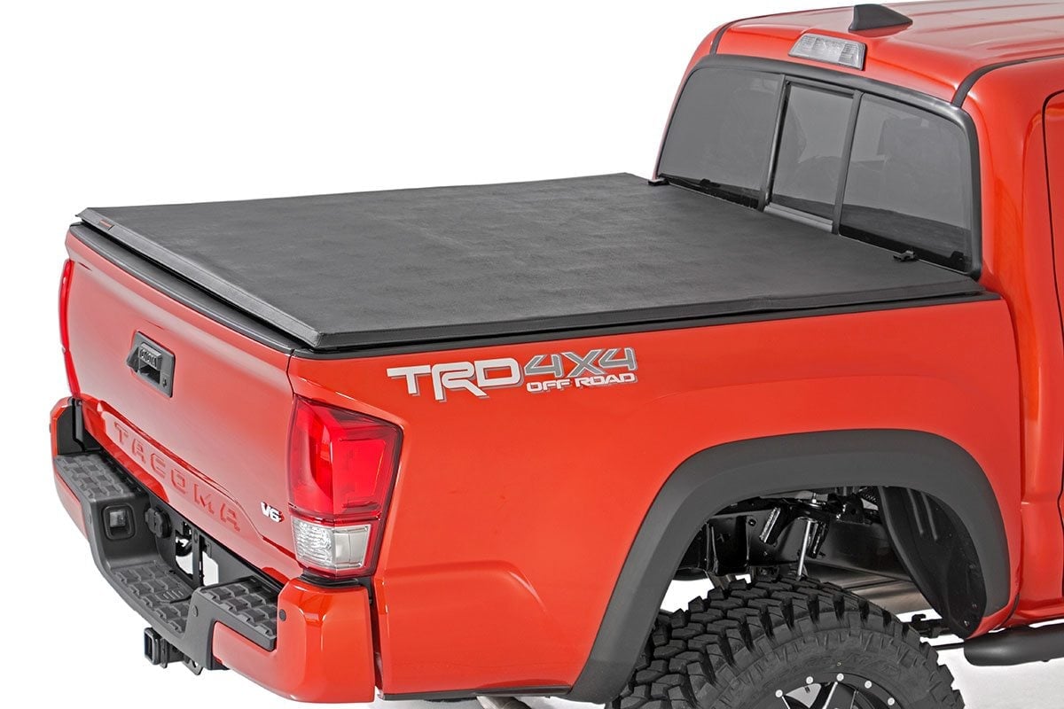 Weiche, dreifach faltbare Ladeflächenabdeckung | 5' Ladefläche | Doppelkabine | Toyota Tacoma 2WD/4WD (2016–2023) — Bild 3