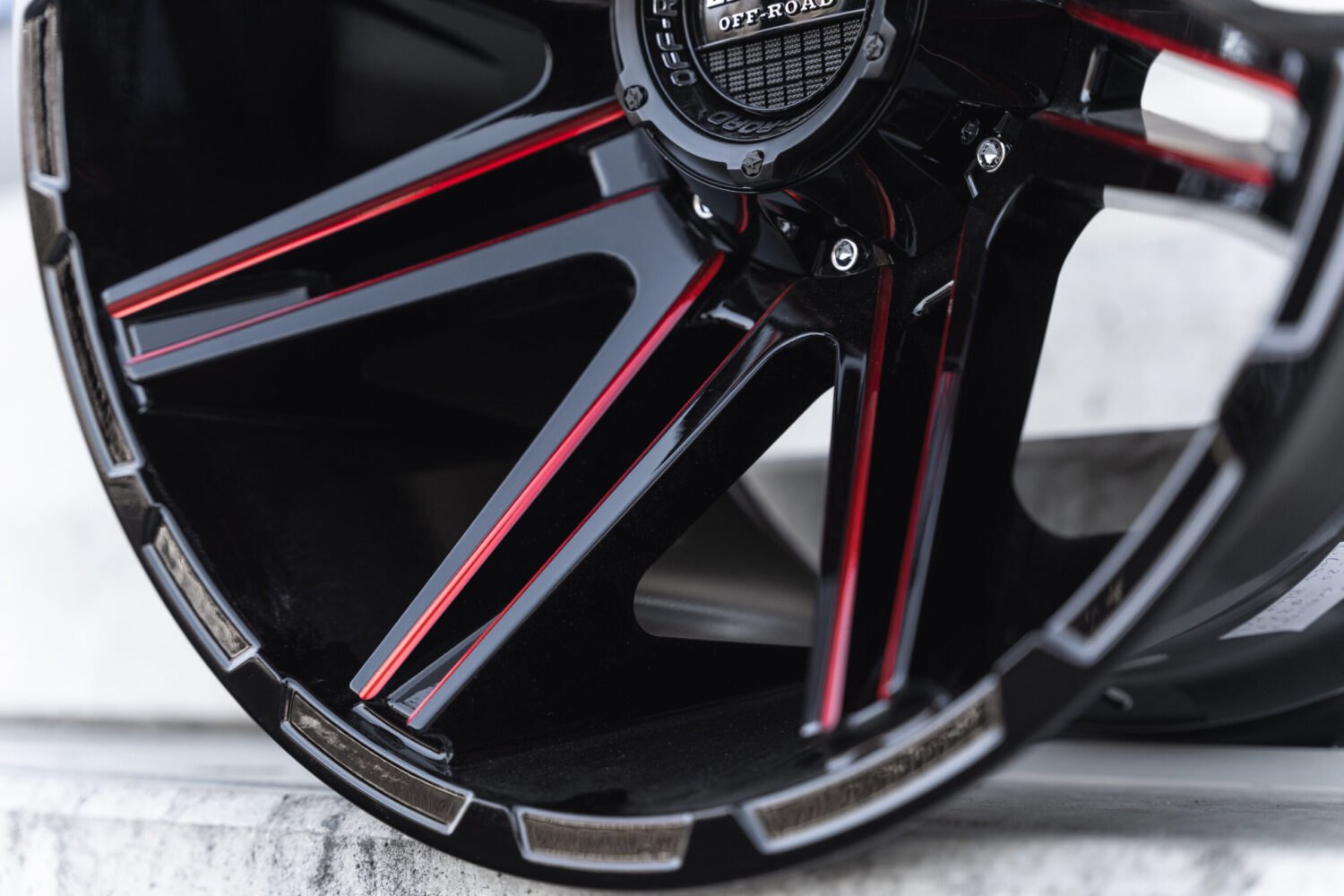 La Chanti OF19 | Glossy Black / RED Spockes · 12J×20" · ET-25 | 6x135 / 6x139.7 — Bild 4