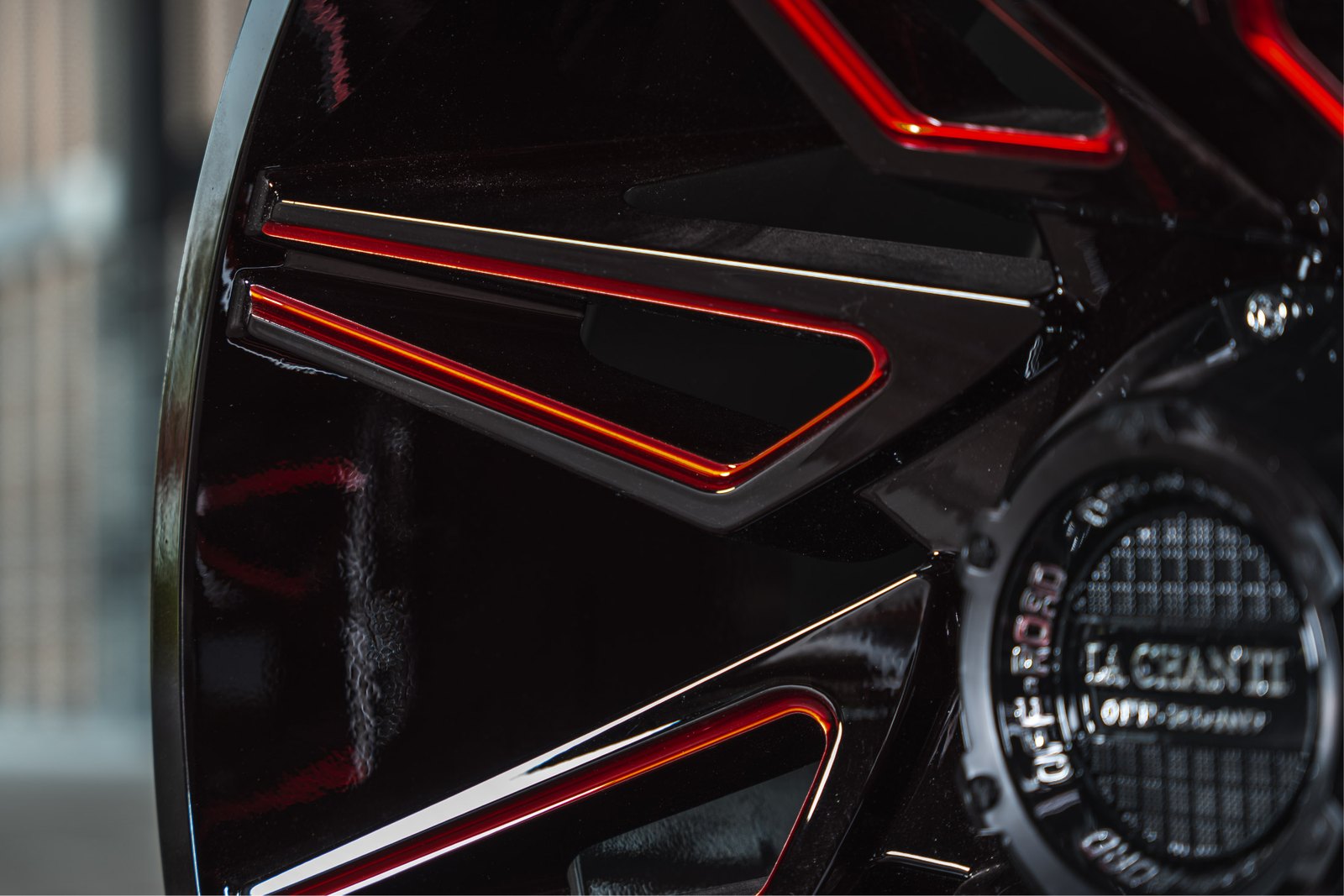La Chanti OF11 | Glossy Black / RED Spockes · 12J×20" · ET-44 | 6x135 / 6x139.7 — Bild 2