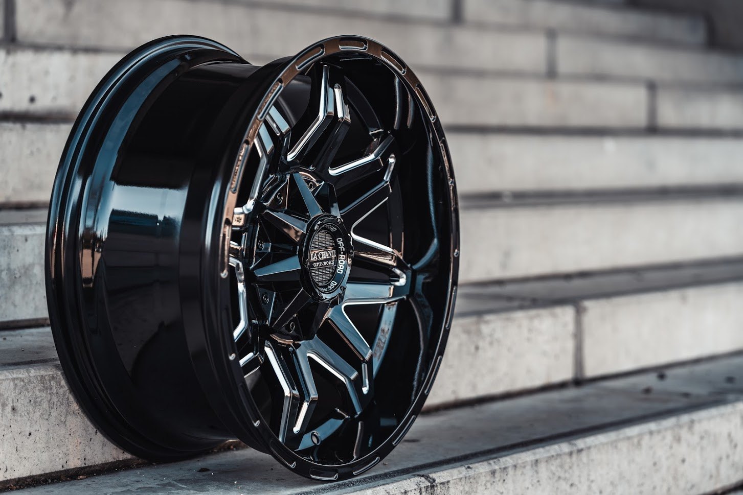 La Chanti OF3 | Gloss Black Milled · 10J×20" · ET-12 | 6x135 / 6x139.7 — Bild 3