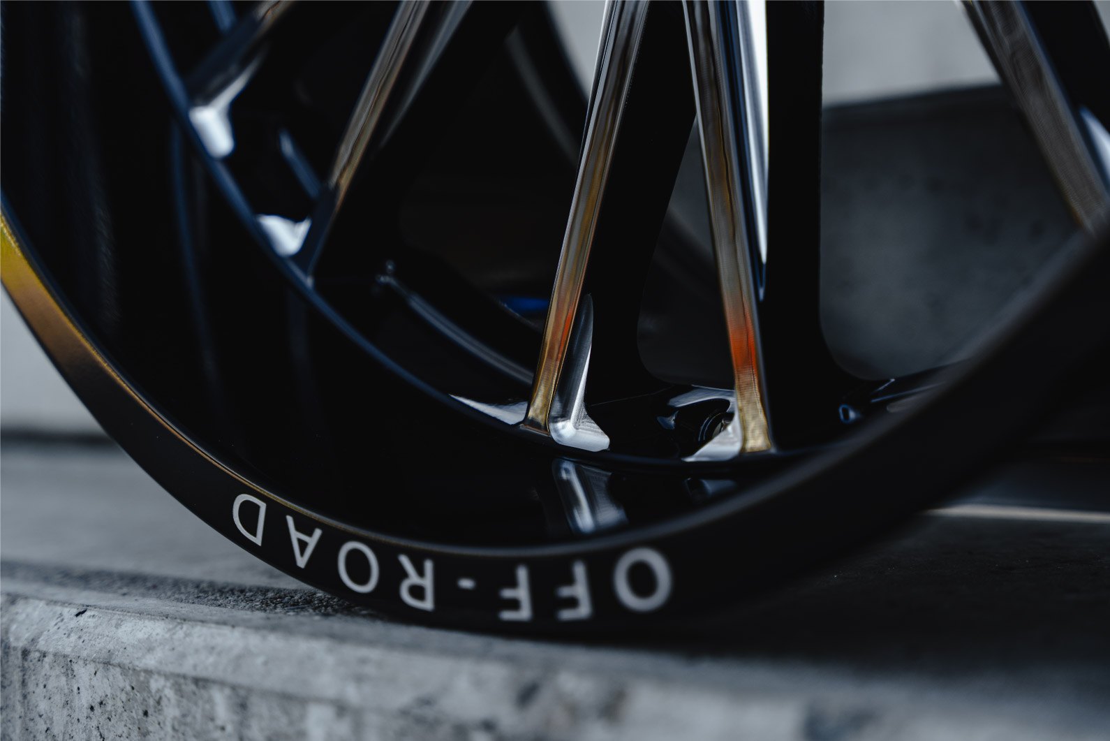 La Chanti OF18 | Glossy Black Milled · 10J×20" · ET-12 | 6x139.7 — Bild 6