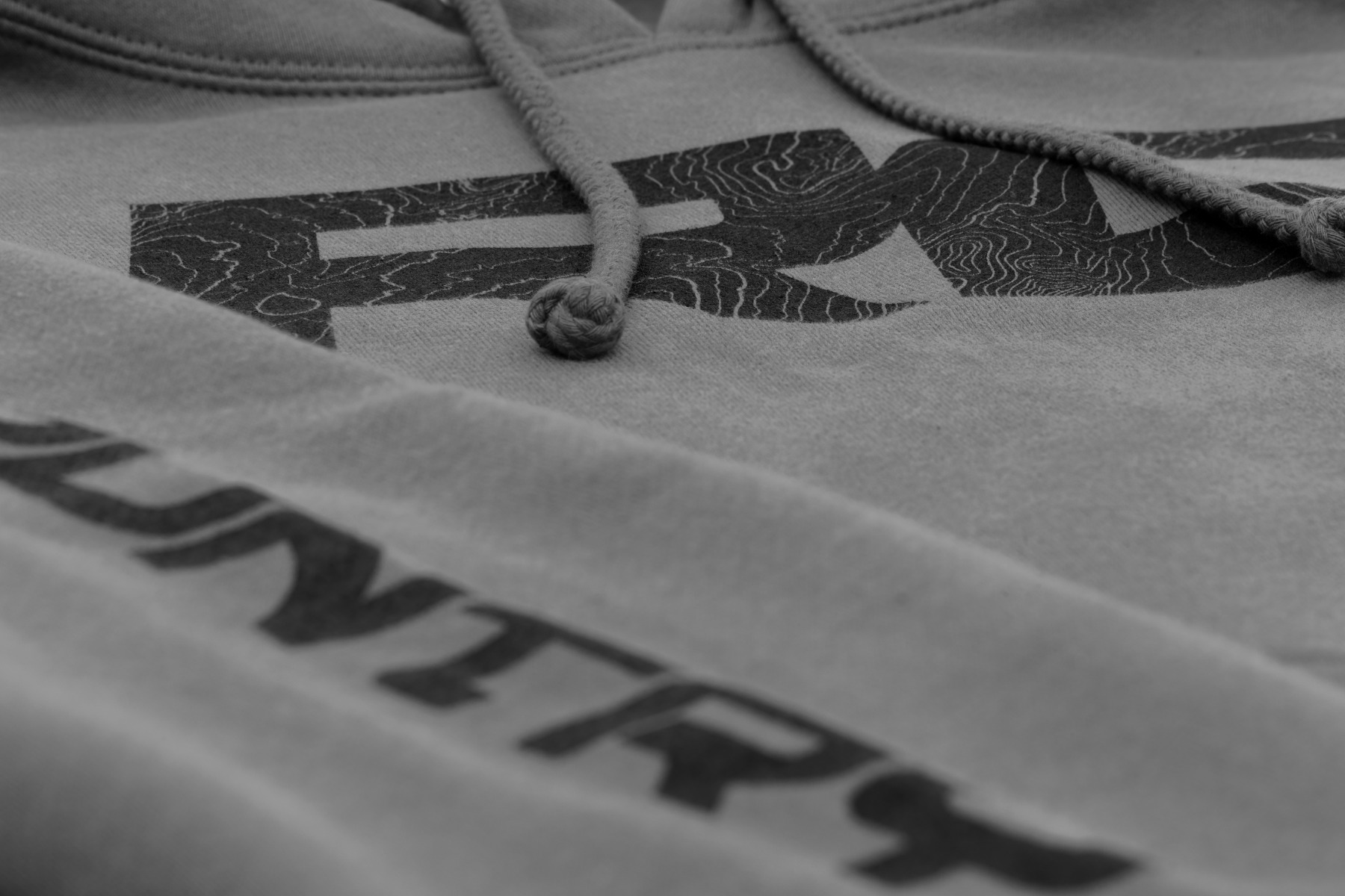 Rough Country Hoodie | RC Topographical Sleeve | Anthrazit | LG — Bild 4