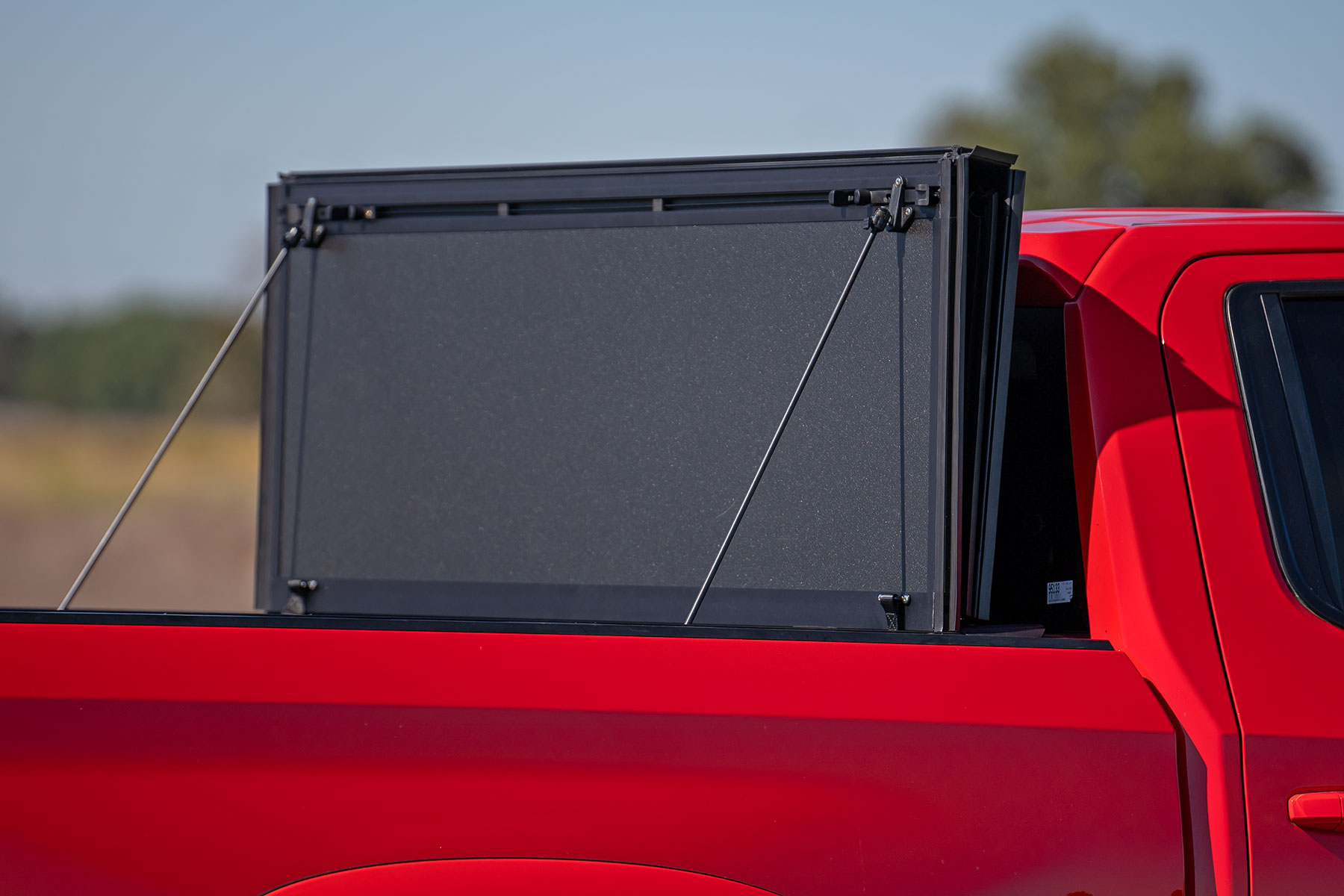 Stabile, dreifach klappbare Ladeflächenabdeckung | 6'7 Zoll Ladefläche | Chevy/GMC Sierra 1500 (19–26)/Silverado 1500 (19–26) — Bild 3