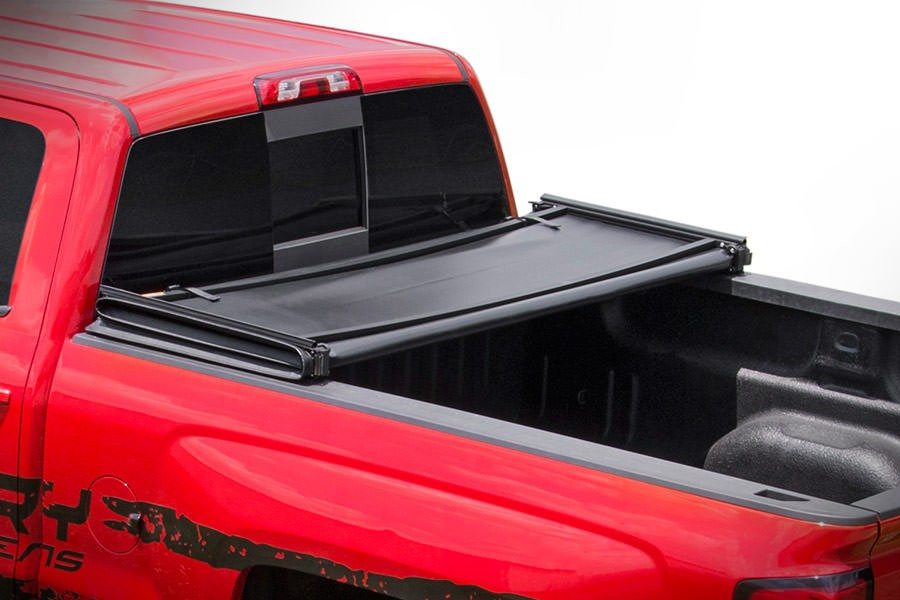 Weiche, dreifach gefaltete Ladeflächenabdeckung | 6'10 Zoll Ladefläche | Ford F-250/F-350 Super Duty (17–26) — Bild 4