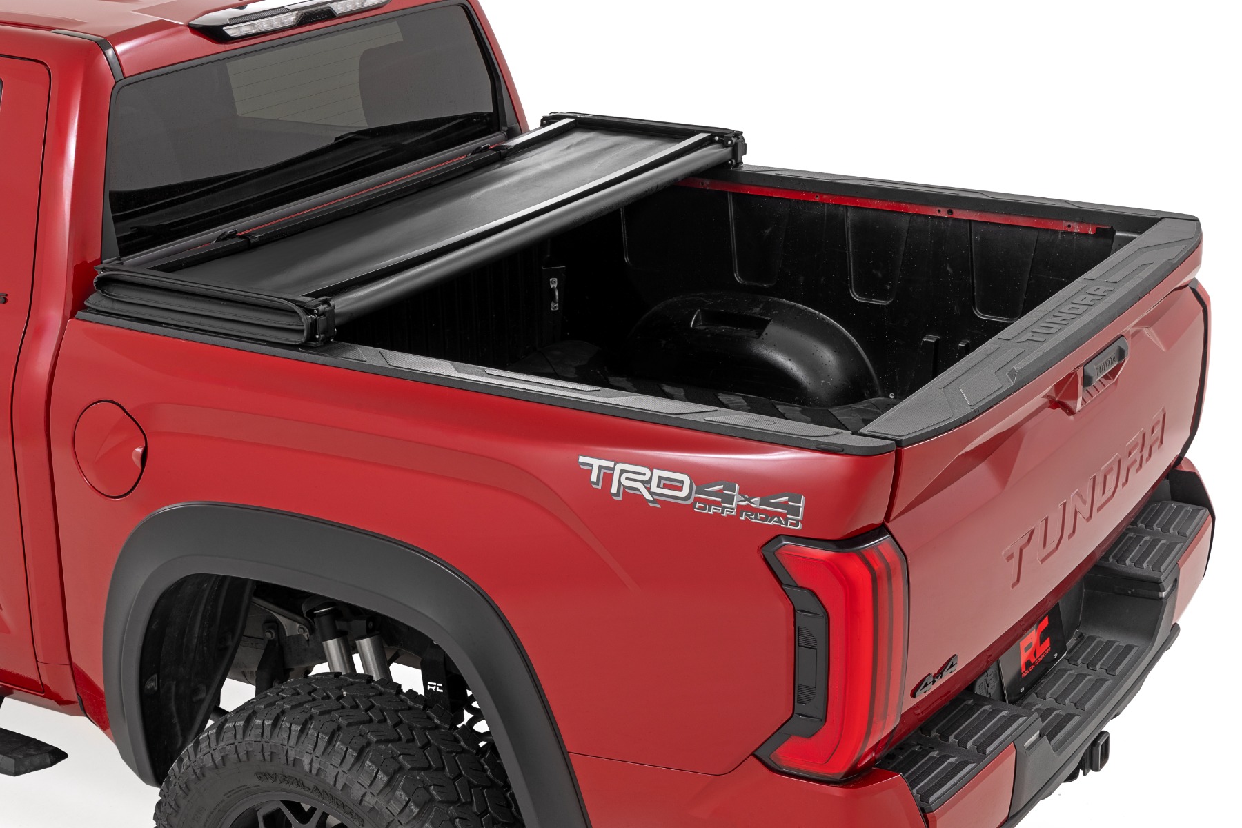 Weiche, dreifach faltbare Ladeflächenabdeckung | 5'7 Zoll | Mit und ohne Original-Relings | Toyota Tundra (22–26) — Bild 2