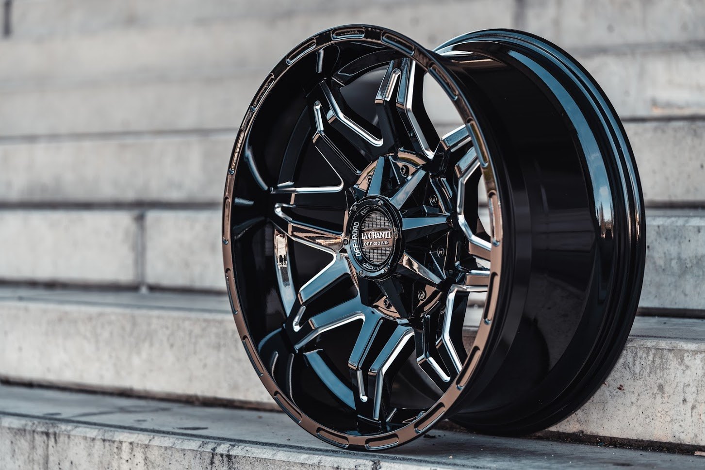 La Chanti OF3 | Gloss Black Milled · 10J×20" · ET-12 | 6x135 / 6x139.7 — Bild 4