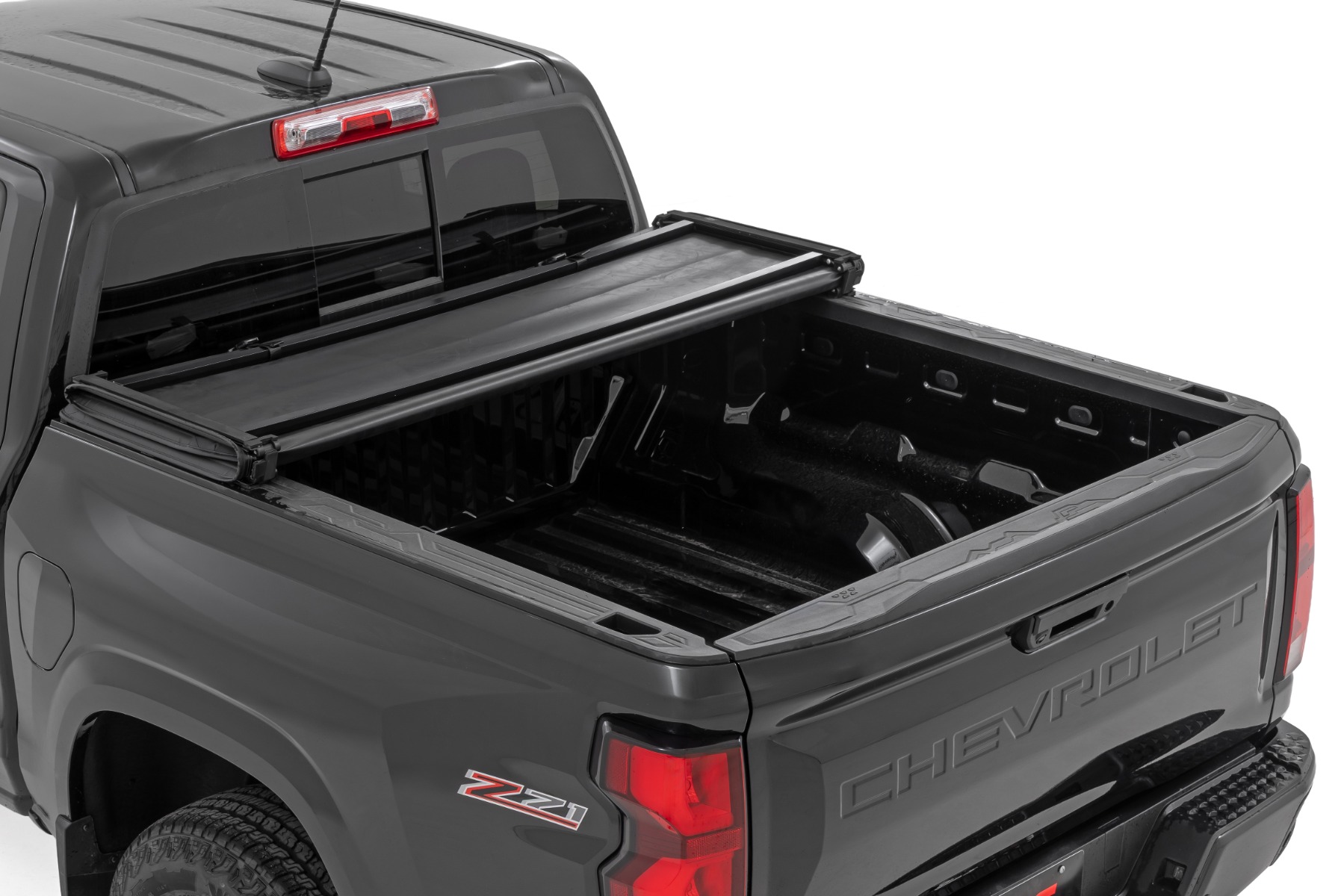 Weiche, dreifach faltbare Ladeflächenabdeckung | 5' Ladefläche | Chevy/GMC Canyon/Colorado 2WD/4WD (23–26) — Bild 2