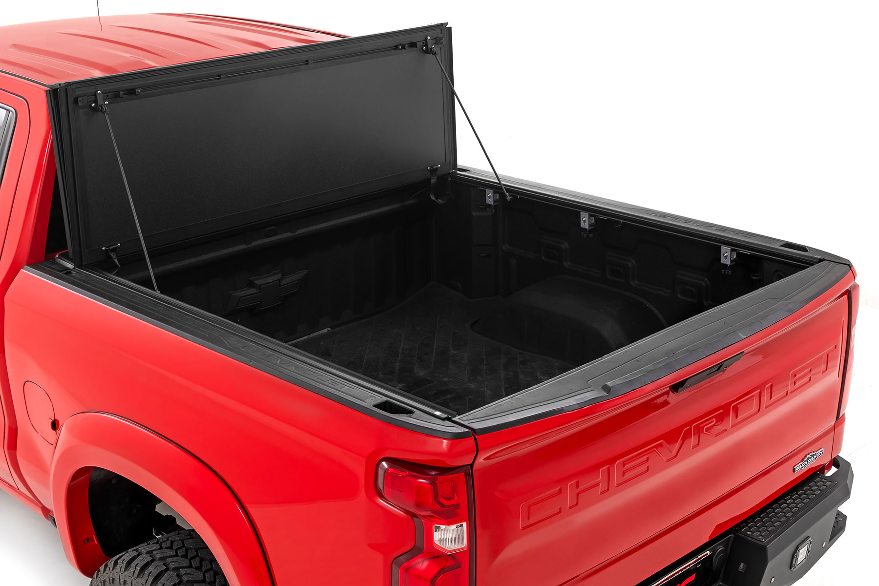 Stabile, dreifach faltbare, hochklappbare Ladeflächenabdeckung | 5'10 Zoll Ladefläche | Chevy/GMC Sierra 1500 (19–26)/Silverado 1500 (19–26) — Bild 2