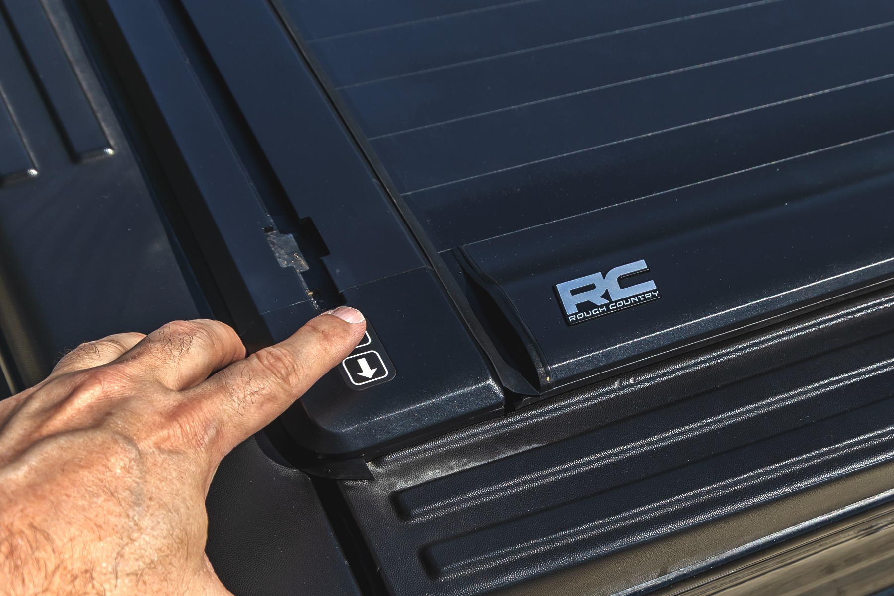 Elektrisch versenkbare Ladeflächenabdeckung | 5'7" Ladefläche | Ford F-150 2WD/4WD (2009–2014) — Bild 9