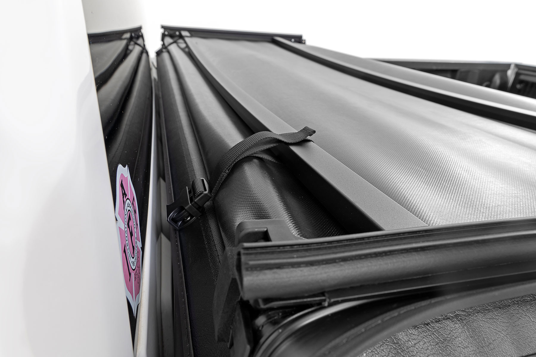 Weiche, dreifach faltbare Ladeflächenabdeckung | 6'7 Zoll Ladefläche | Chevy/GMC 1500/2500HD/3500HD (14–19 & Classic) — Bild 4