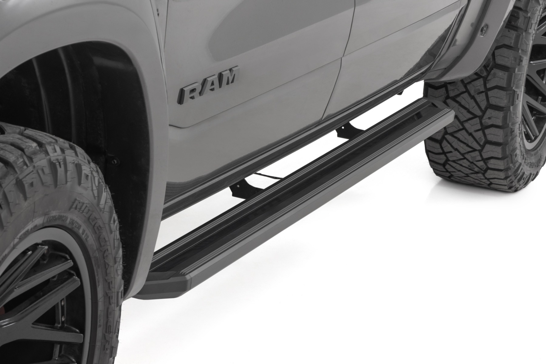 Mehrfarbige LED-Trittbretter | Crew Cab | RAM 1500 (19–26)/1500 TRX (21–24) — Bild 5