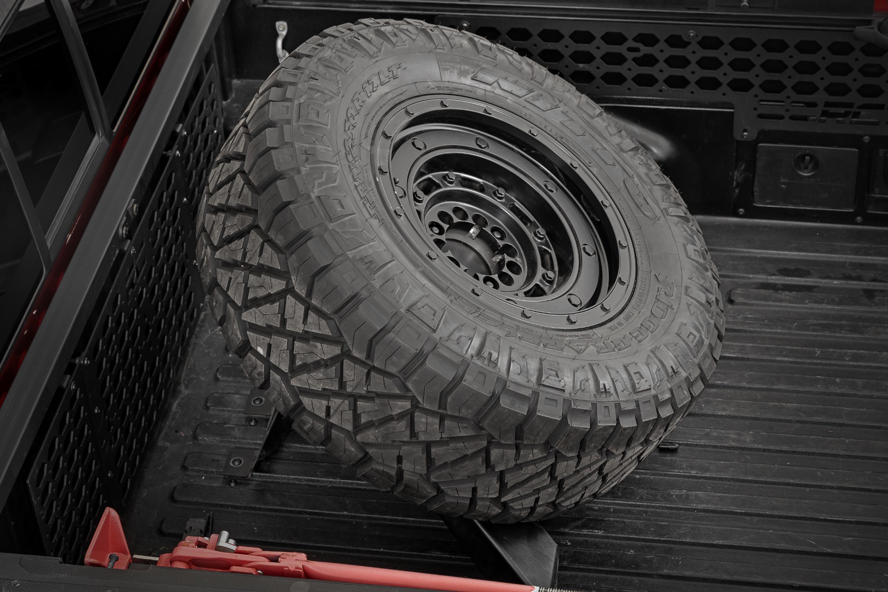 Bed Mount Spare Tire Carrier | Universal (5x5.5 6x5.5 6x135 & 5x5.0 Bolt Patterns) — Bild 3