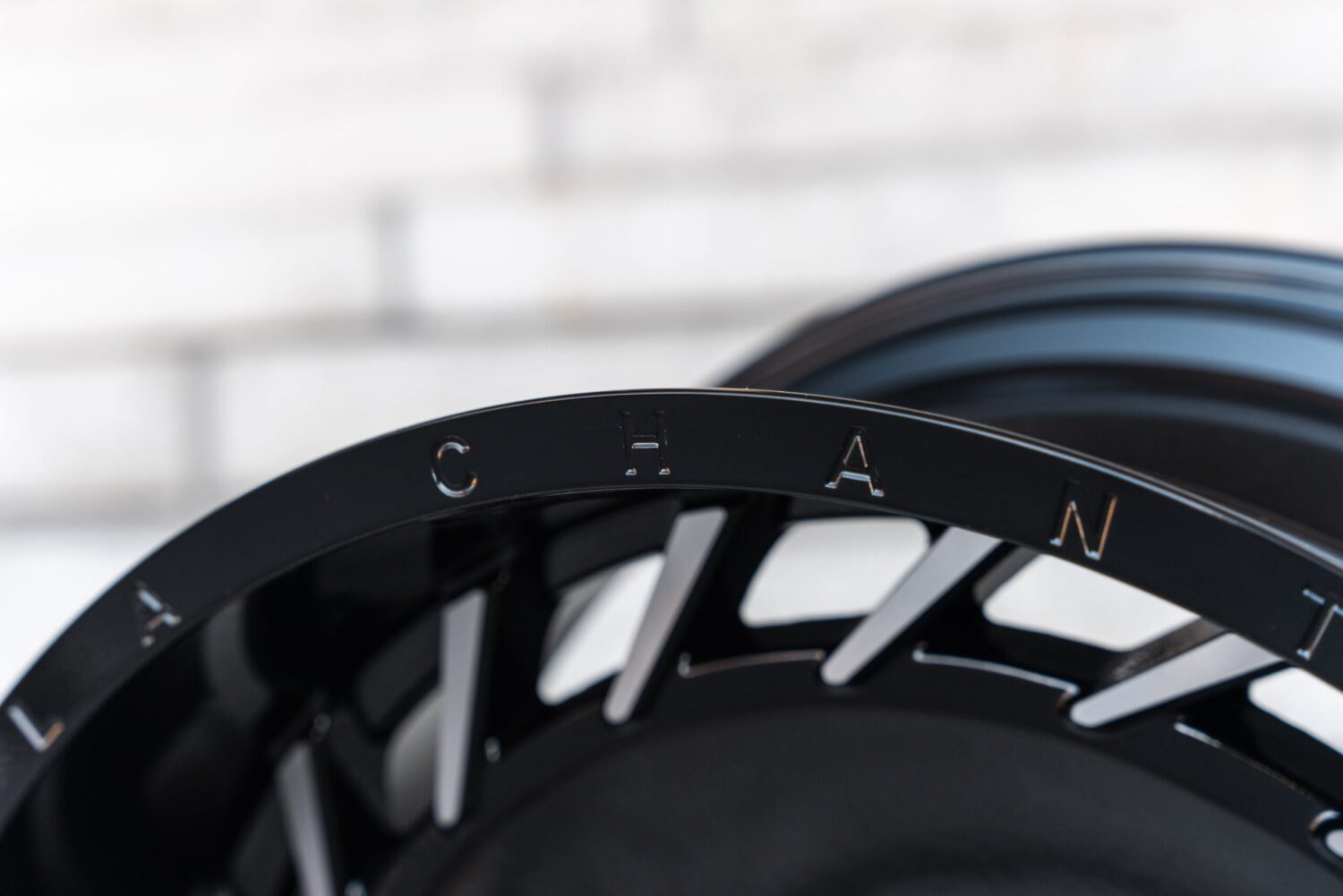 La Chanti OF15 | Glossy Black · 12J×22" · ET-25 | 6x135 / 6x139.7 — Bild 5