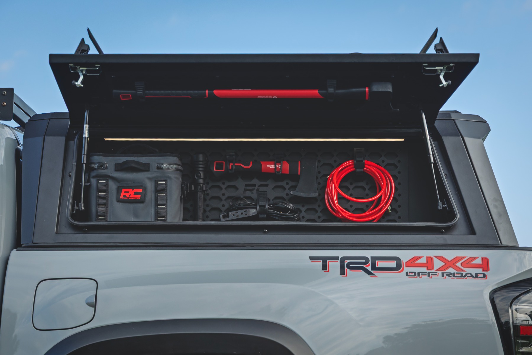 Bed Cap Molle Panel Side Storage Bin | Drivers Side | Toyota Tacoma (16-23) — Bild 6