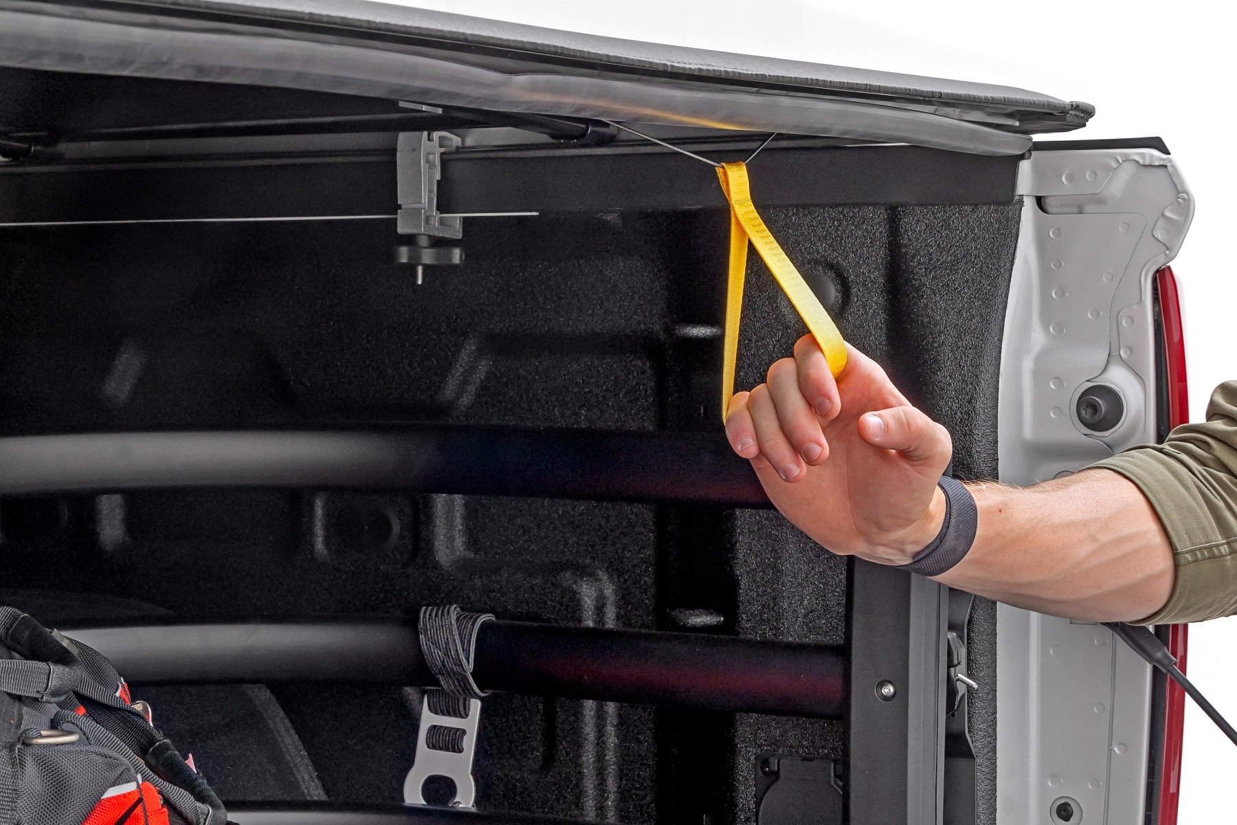 Weiche Ladeflächenabdeckung zum Aufrollen | 5'10 Zoll Ladefläche | Chevy/GMC Sierra 1500 (19–26)/Silverado 1500 (19–26) — Bild 4