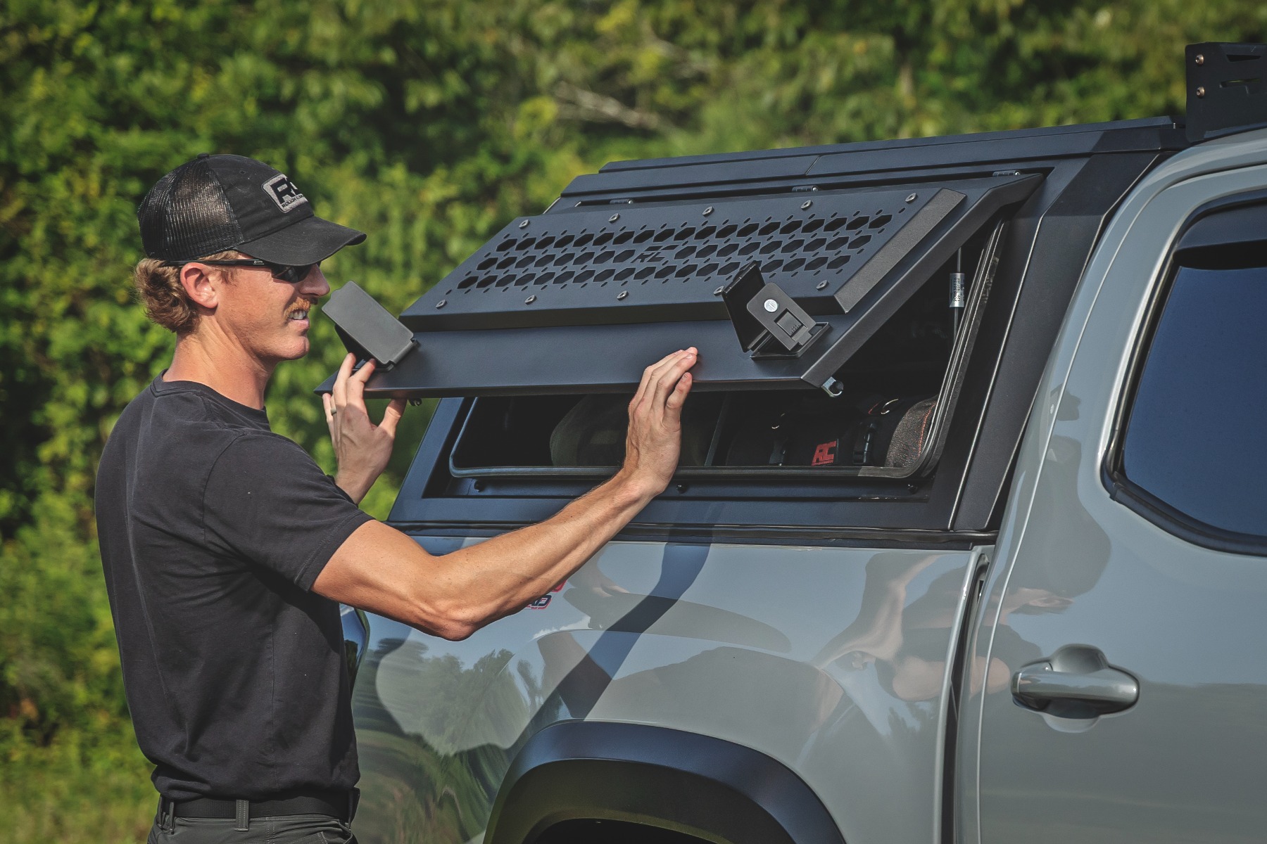Bed Cap Side Shelf Storage Bin | Passengers Side | Toyota Tacoma (16-23) — Bild 4
