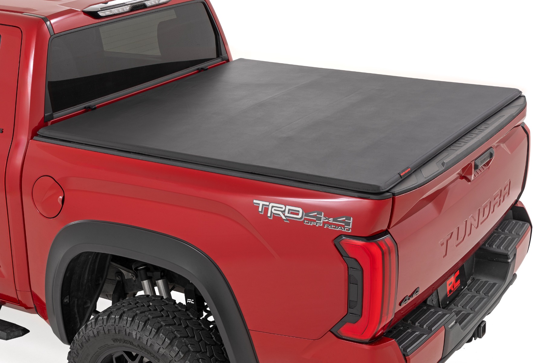 Weiche, dreifach faltbare Ladeflächenabdeckung | 5'7 Zoll | Mit und ohne Original-Relings | Toyota Tundra (22–26)