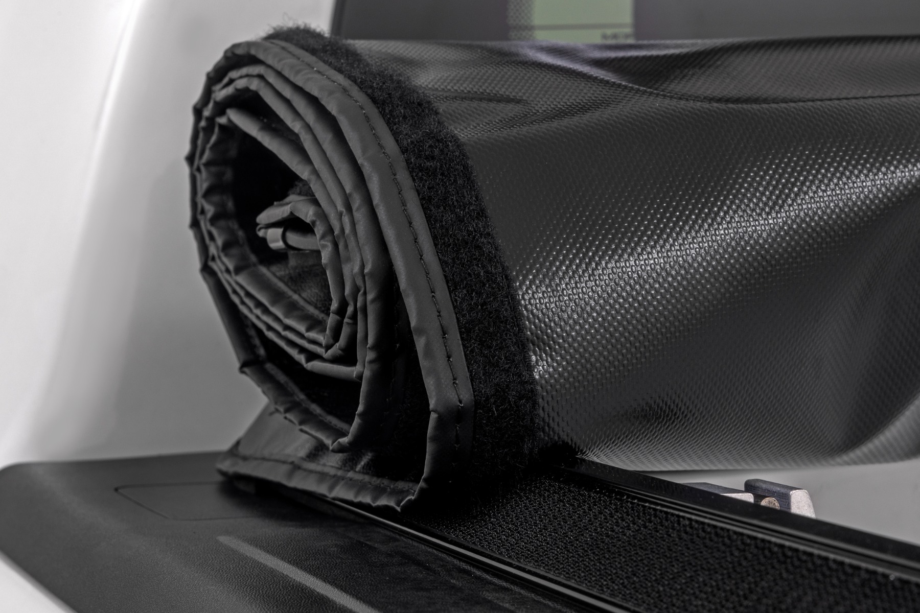 Weiche, aufrollbare Ladeflächenabdeckung | 6'4 Zoll Ladefläche | RAM 1500 (19–26)/1500 TRX (21–24) — Bild 6
