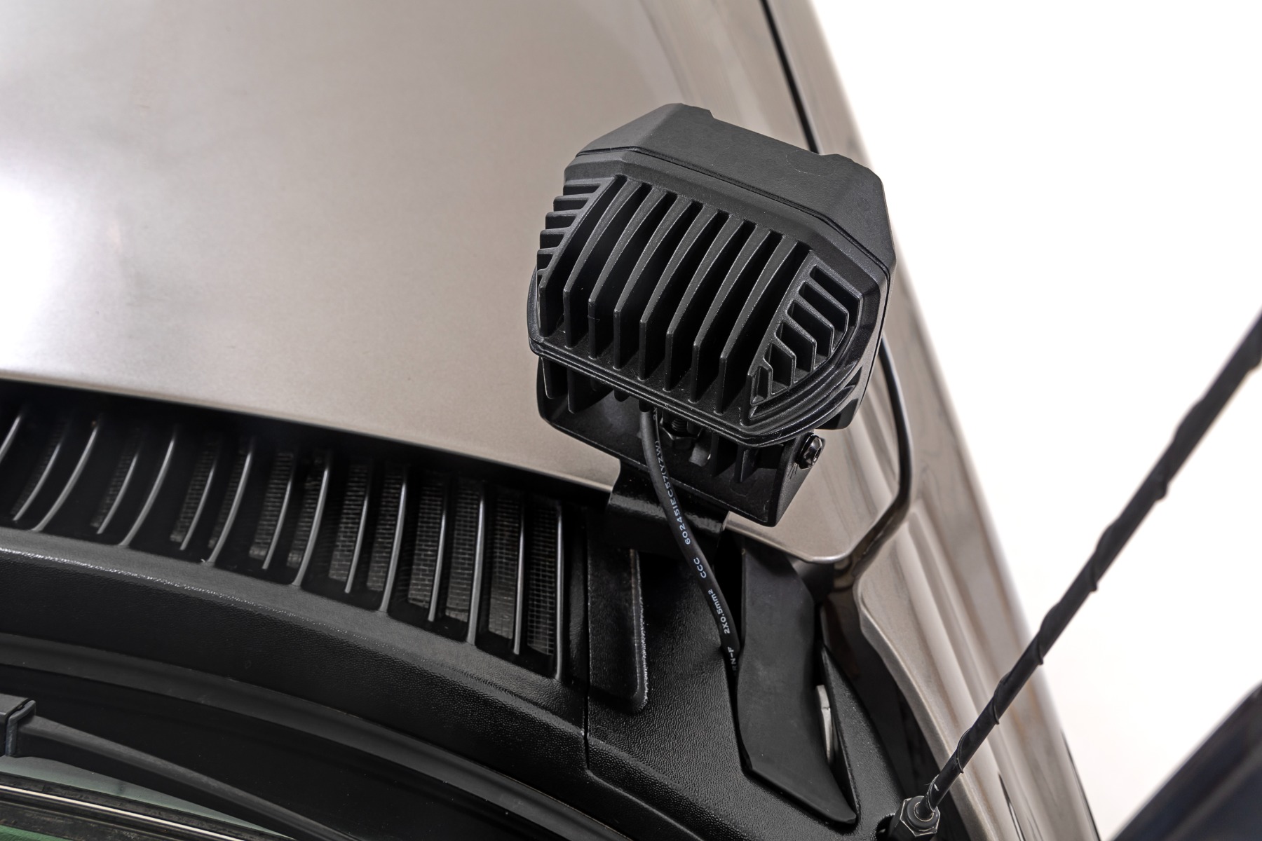 LED-Beleuchtungsset | Grabenmontage | 2" Schwarz, Paar | Gelbe Tagfahrleuchten | Chevy Silverado 1500 (99–06) — Bild 5