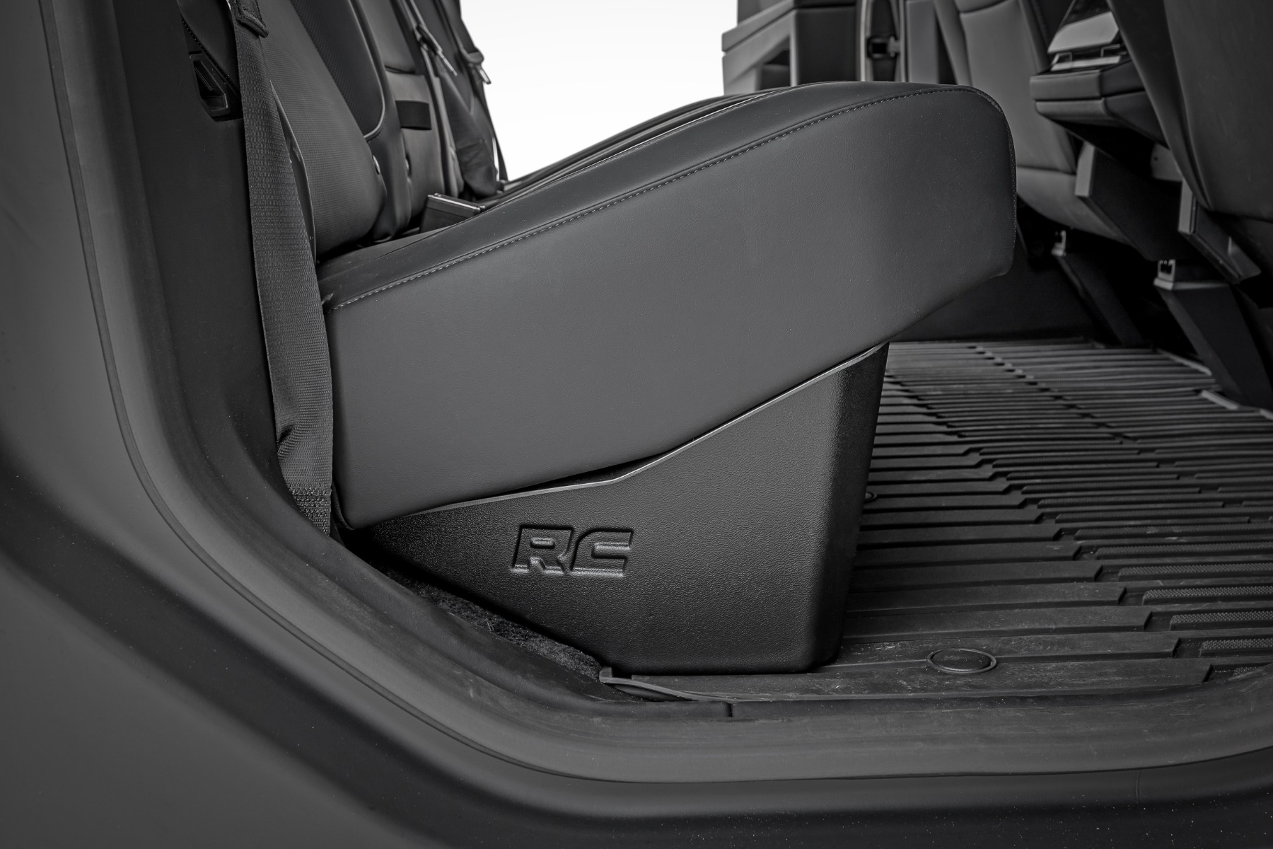 Stauraum unter dem Sitz | Tesla Cybertruck 4WD (2024–2026) — Bild 3