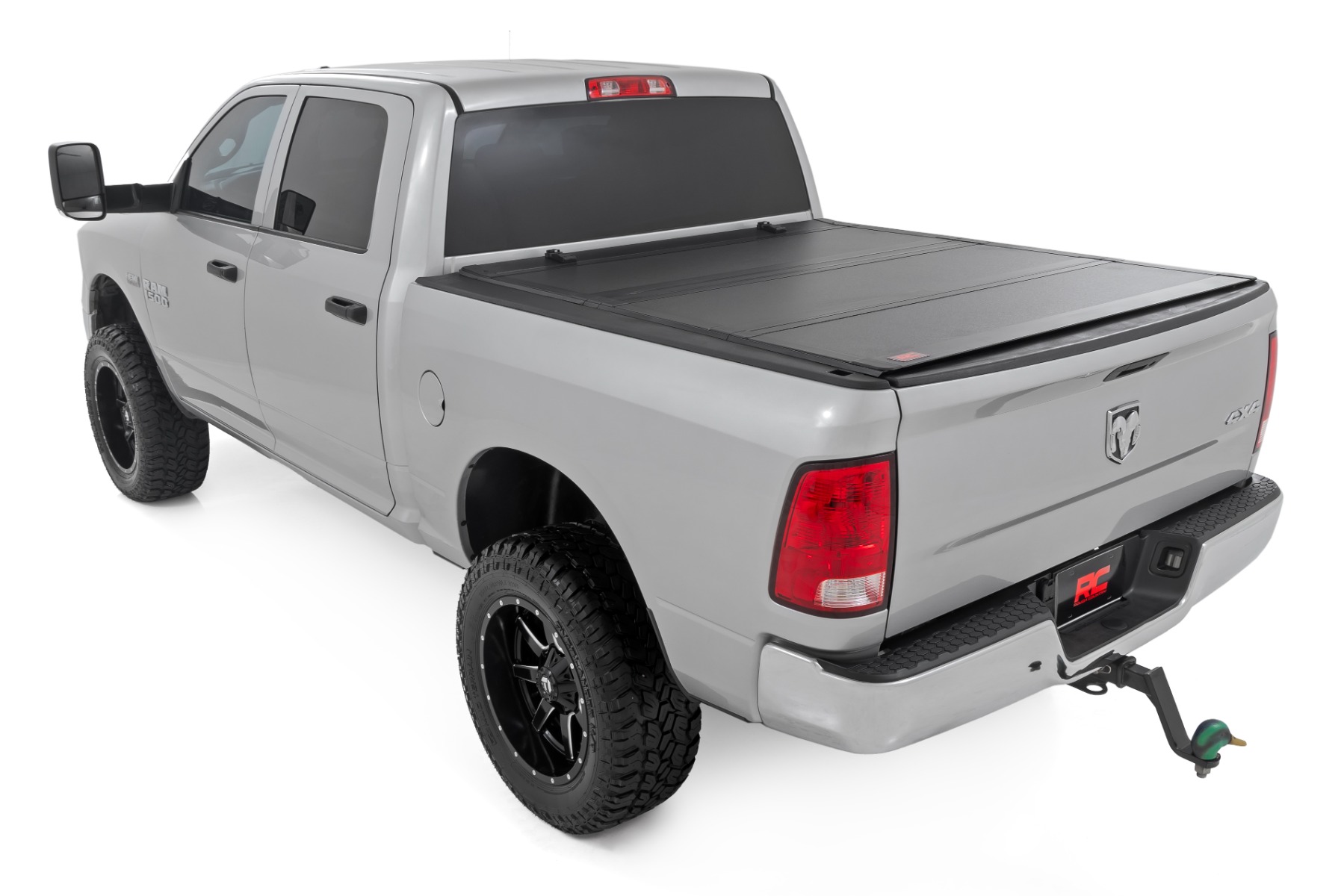 Stabile, dreifach faltbare Ladeflächenabdeckung | 6'4" Ladefläche | RAM 1500/2500/3500 (10–26 & Classic) — Bild 3