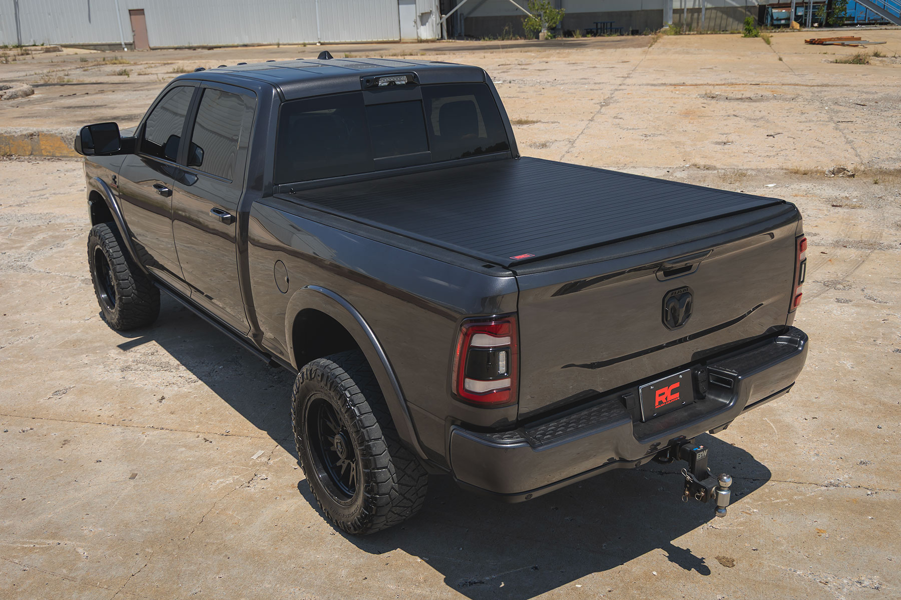 Feste, aufrollbare Ladeflächenabdeckung | 6'4 Zoll Ladefläche | RAM 1500 (09–18)/2500 (09–26) — Bild 6