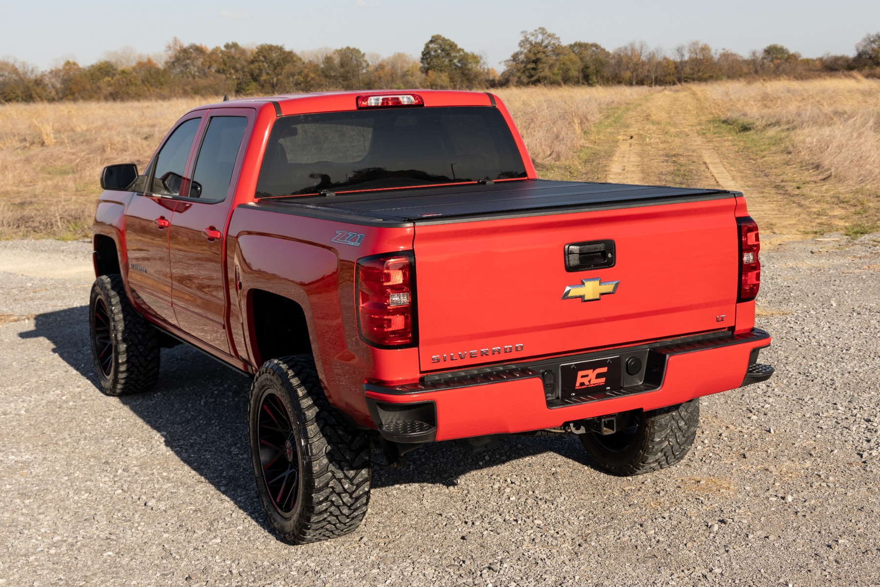 Stabile, dreifach faltbare, hochklappbare Ladeflächenabdeckung | 6'7 Zoll Ladefläche | Relingabdeckung | Chevy/GMC 1500/2500HD/3500HD (2014–2019) — Bild 7