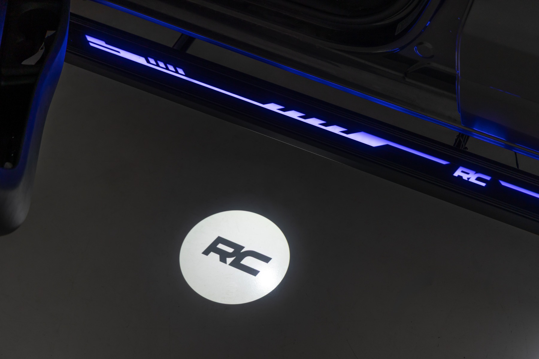 Mehrfarbige LED-Trittbretter | Crew Cab | RAM 2500/3500 2WD/4WD (2011–2026) — Bild 4