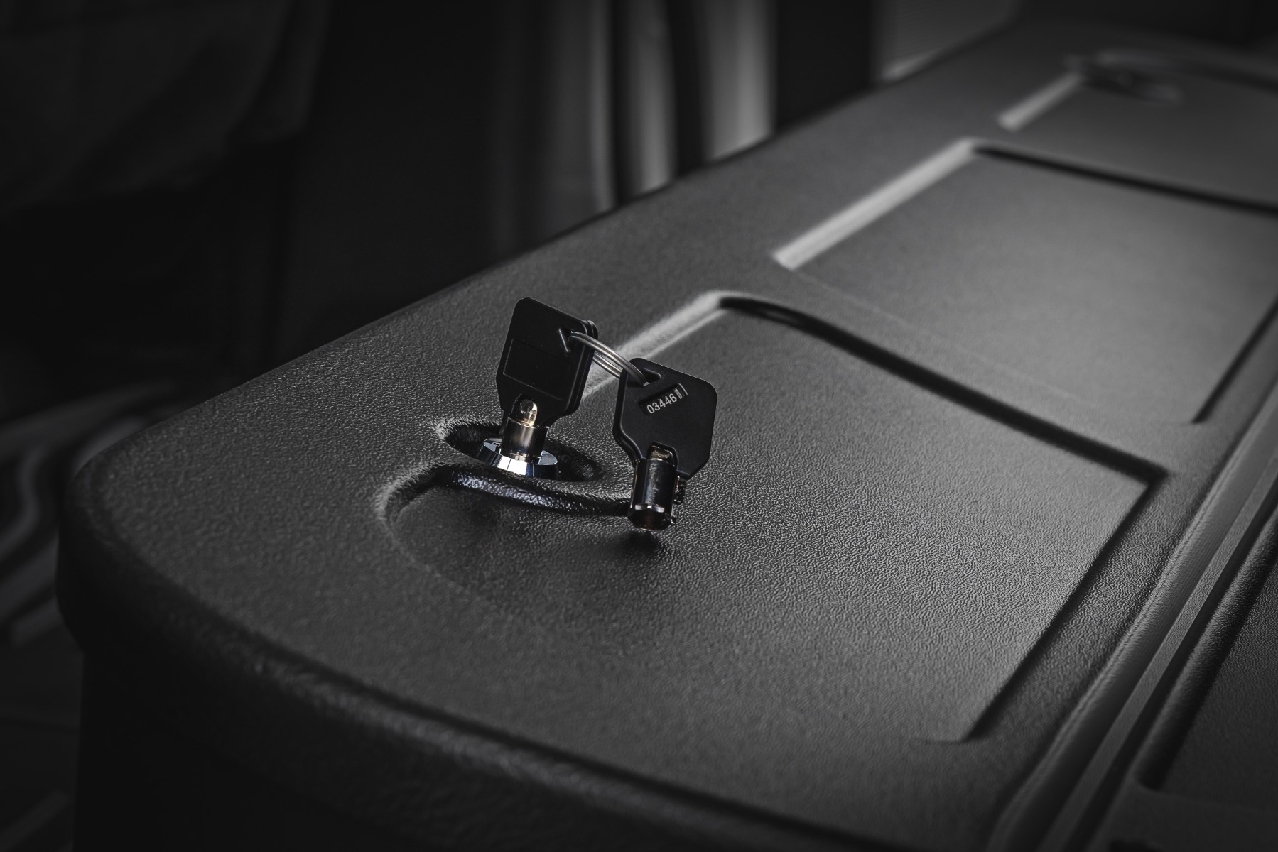 Stauraum unter dem Sitz mit abschließbarem Deckel | Ford F-150/F-250/F-350/Raptor (15–26) — Bild 4