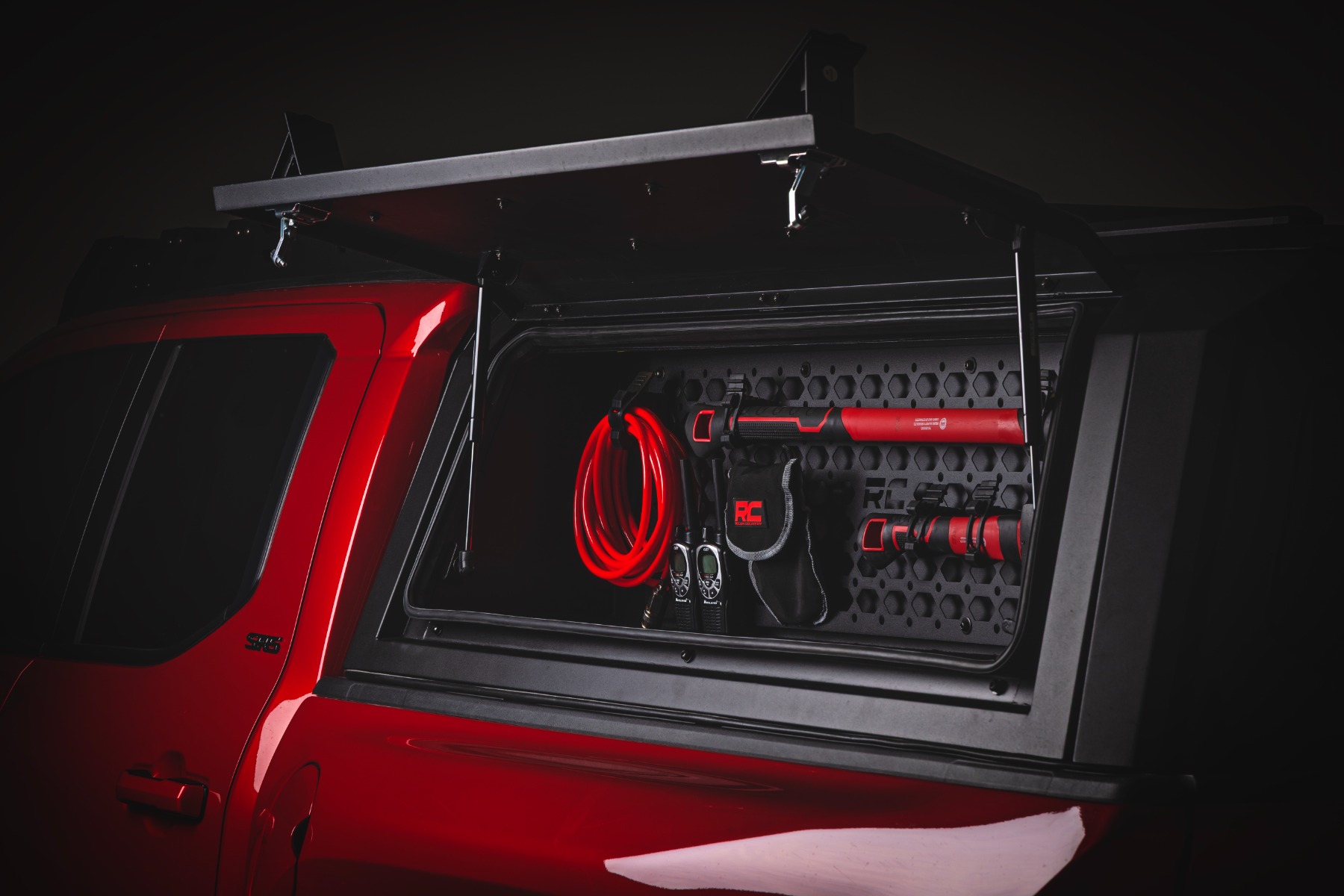 Bed Cap Molle Panel Side Storage Bin | Drivers Side | Toyota Tacoma (24-26) — Bild 2